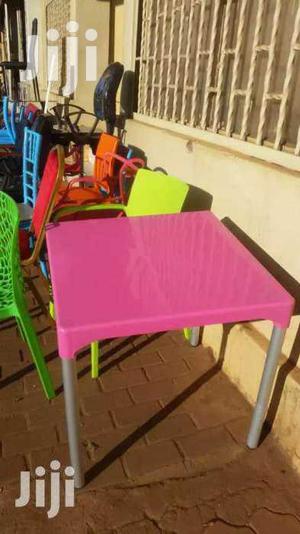 Photo - Plastic Restaurant Table