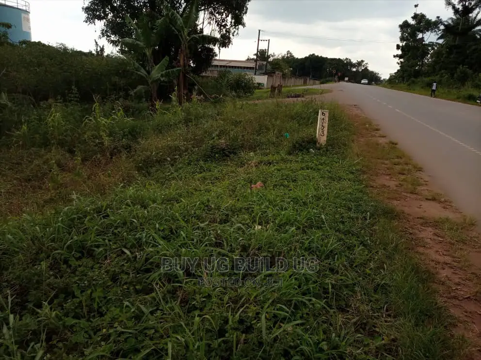Commercial PLOT ON SELL Mukono Kayunga 50decimals At 250m in Mukono TC