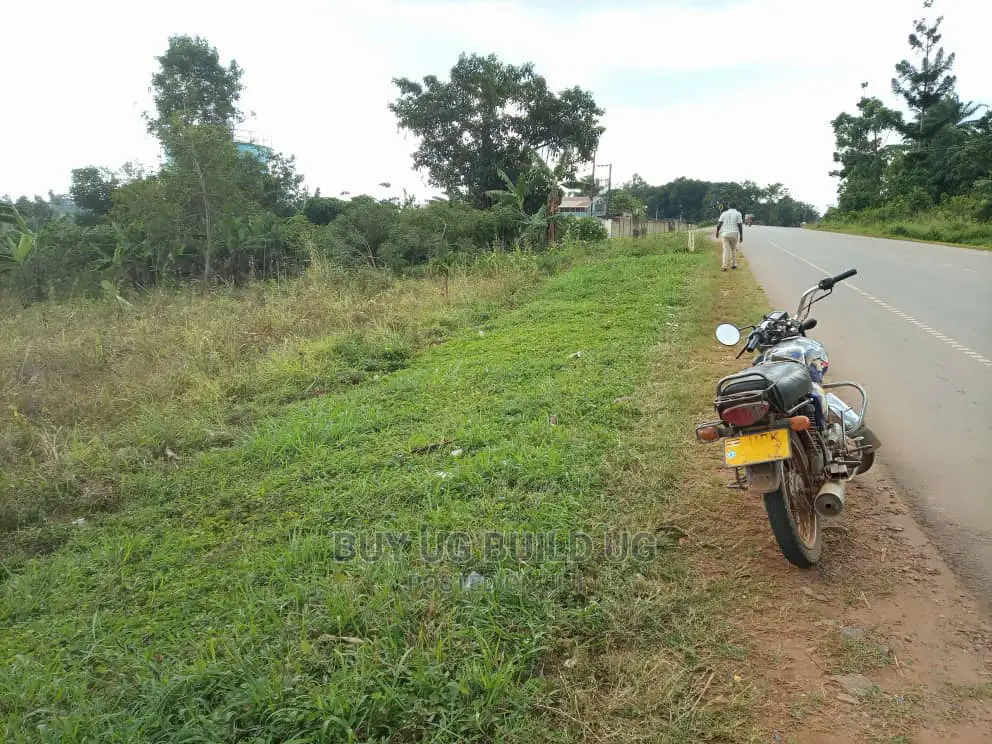 Commercial PLOT ON SELL Mukono Kayunga 50decimals At 250m in Mukono TC