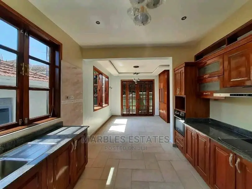 4bdrm Duplex in Munyonyo, Central Division for Sale