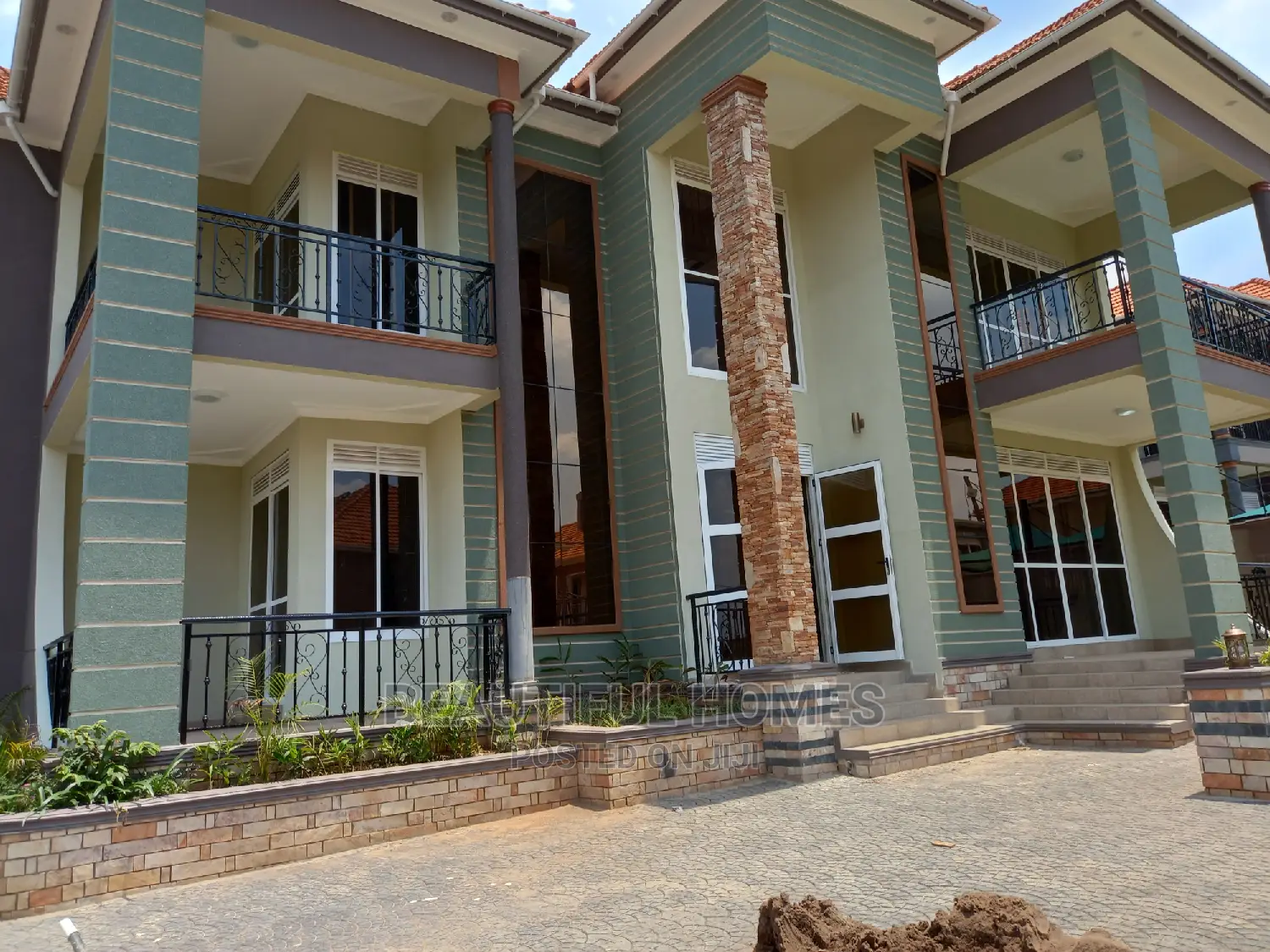 Furnished 6bdrm Mansion in Kira for Sale