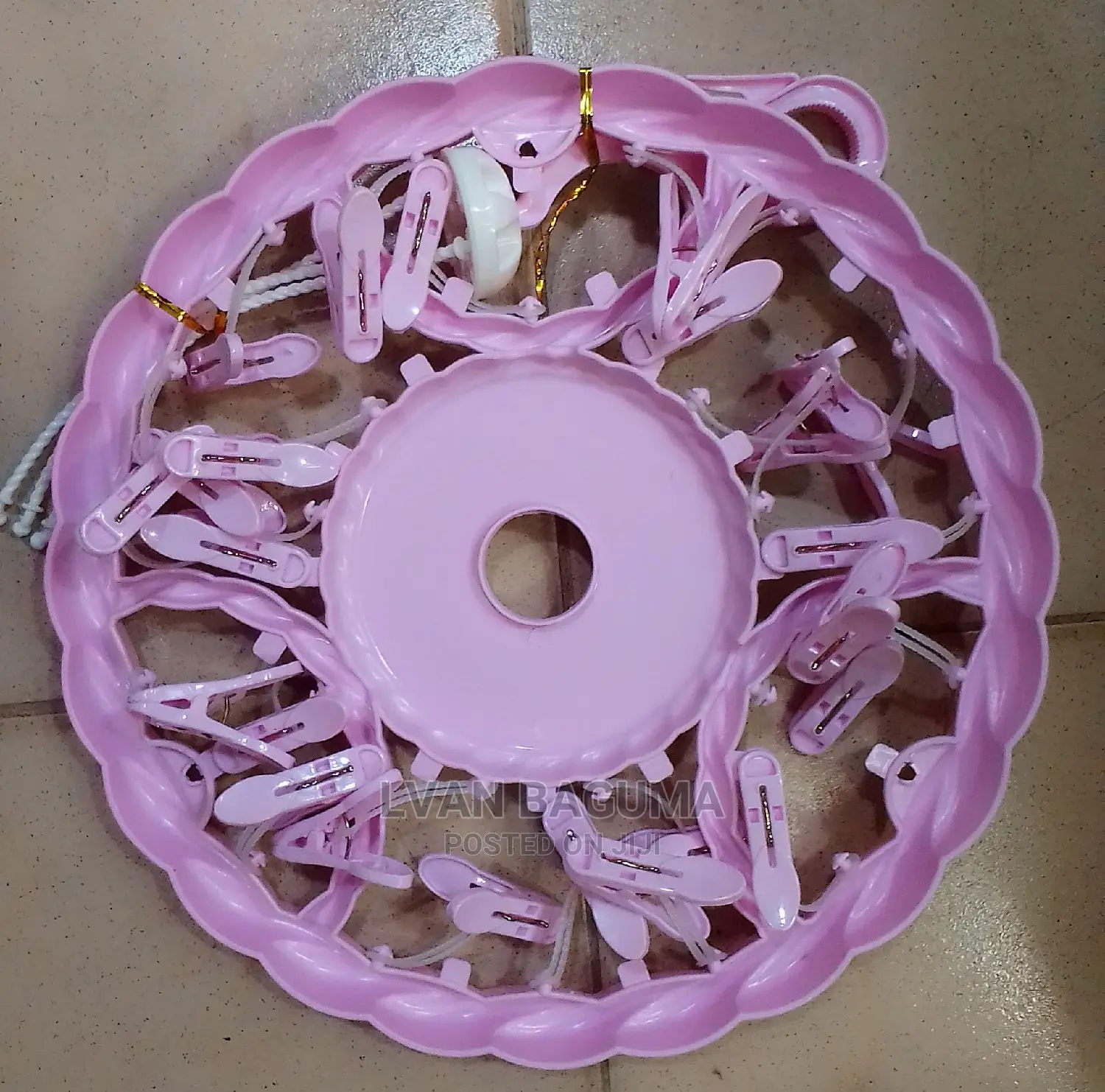 Fashion Round Plastic Hanger With Pegs - 24 Clip