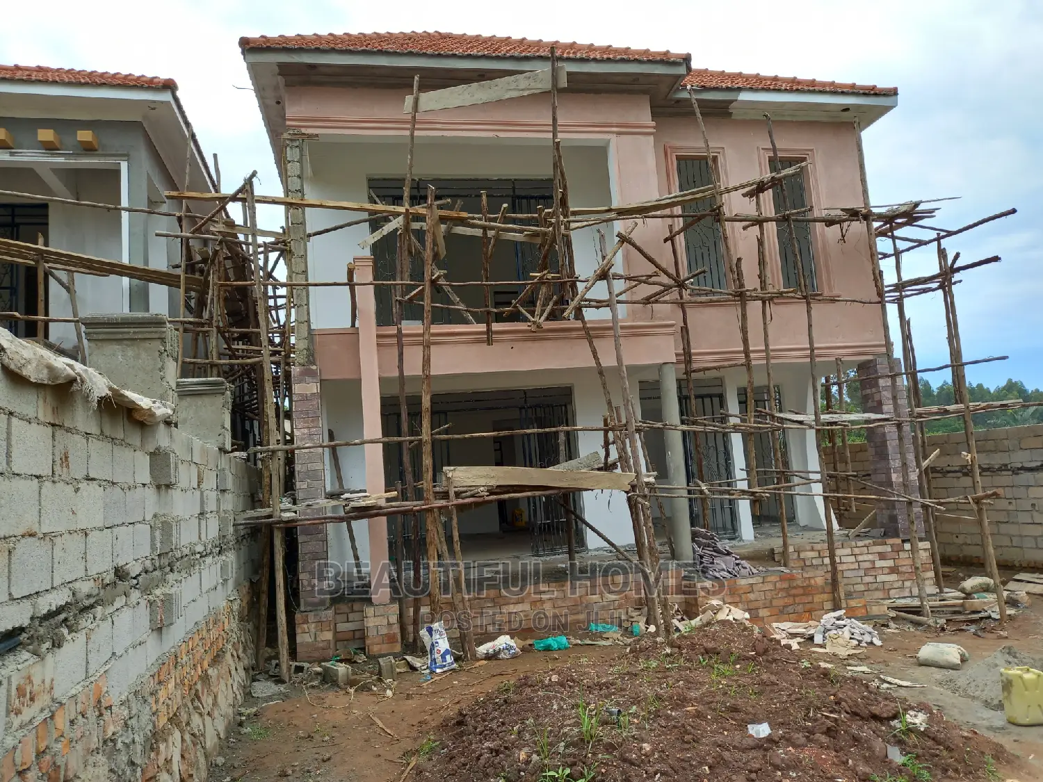 Furnished 5bdrm House in Kira for Sale