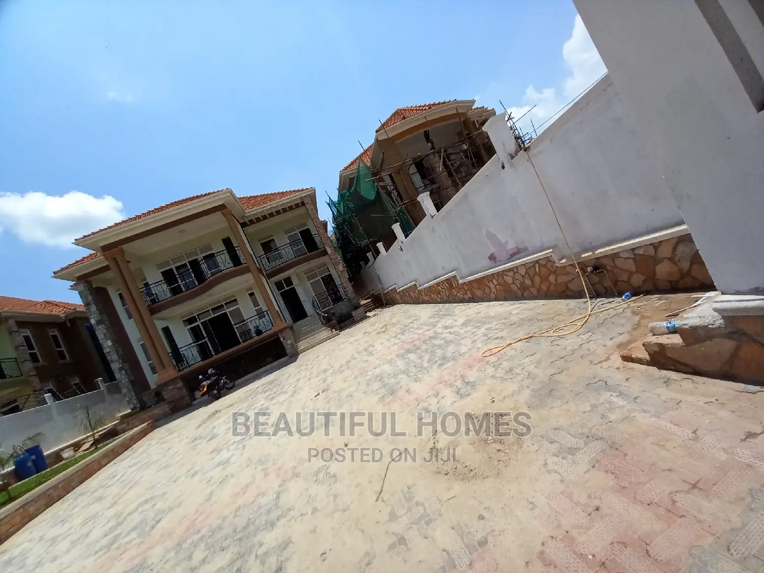 Furnished 6bdrm Mansion in Kira Tarmack Access for Sale