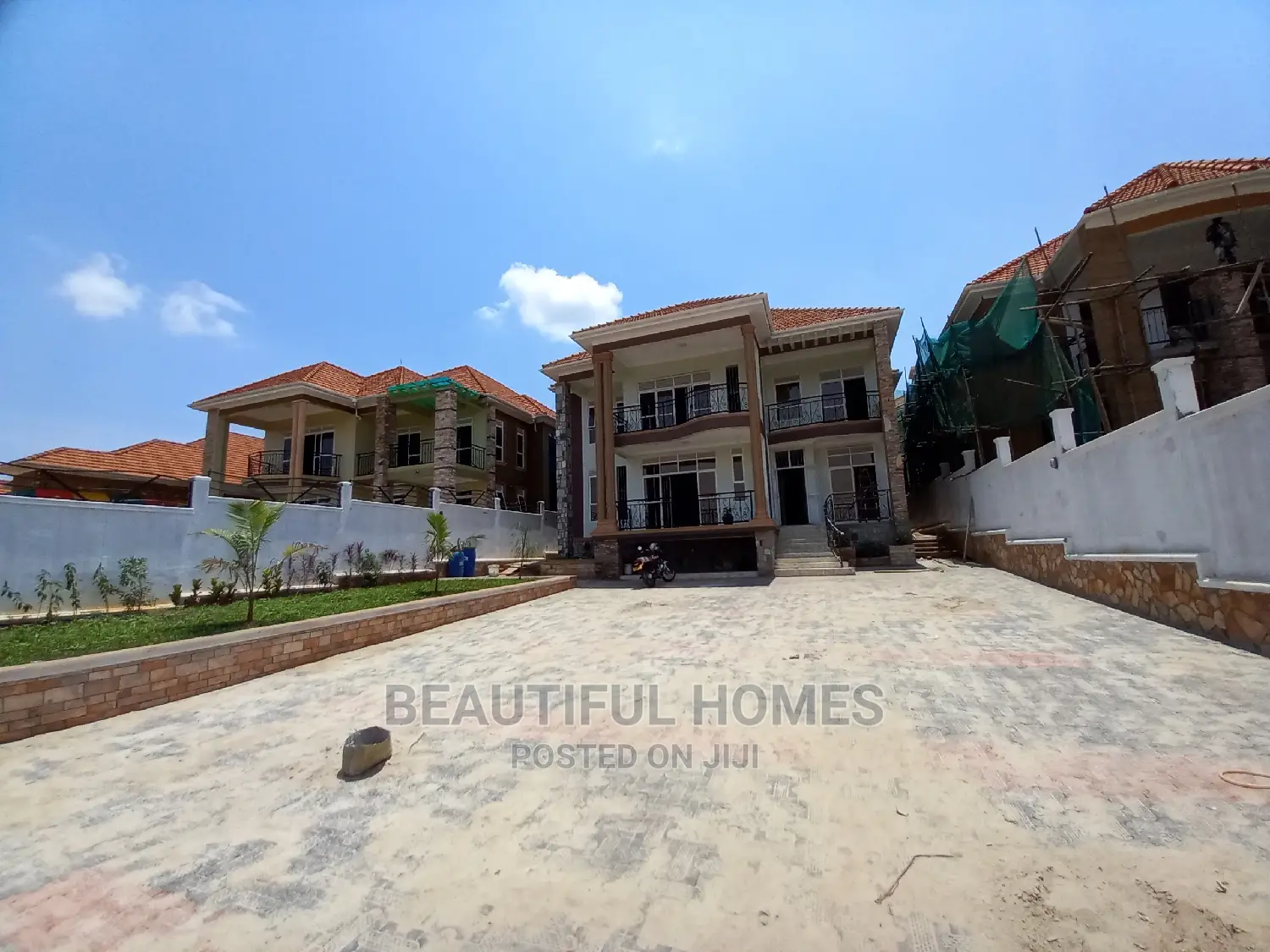 Furnished 6bdrm Mansion in Kira Tarmack Access for Sale