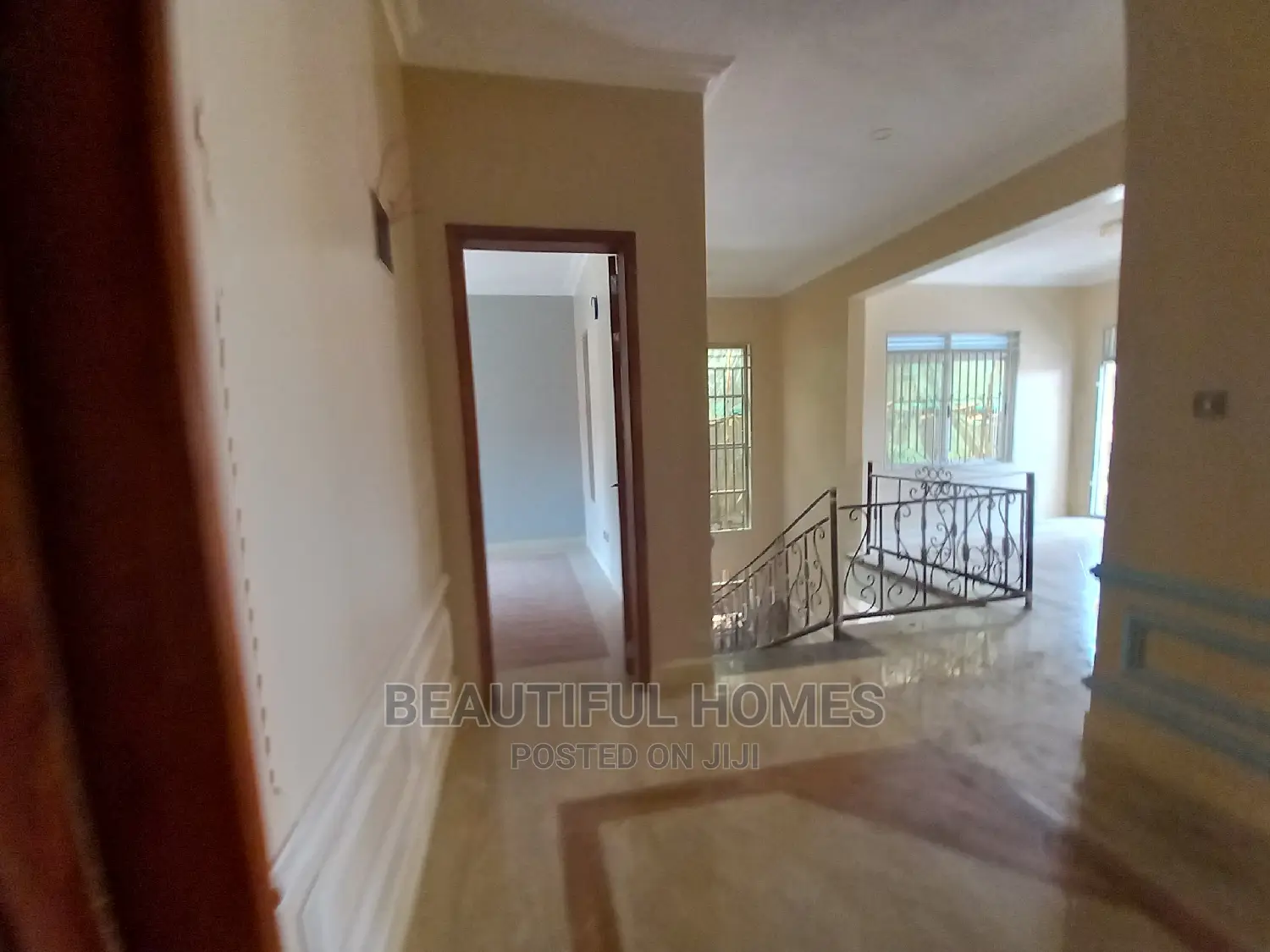 Furnished 6bdrm Mansion in Kira Tarmack Access for Sale