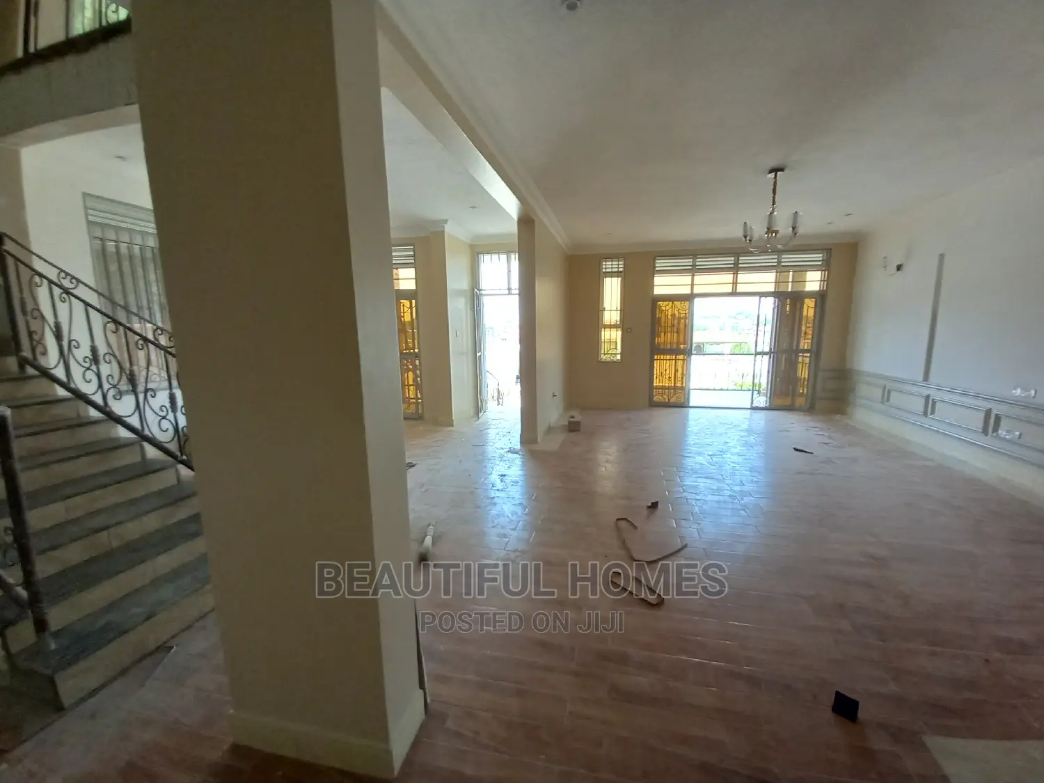 Furnished 6bdrm Mansion in Kira Tarmack Access for Sale