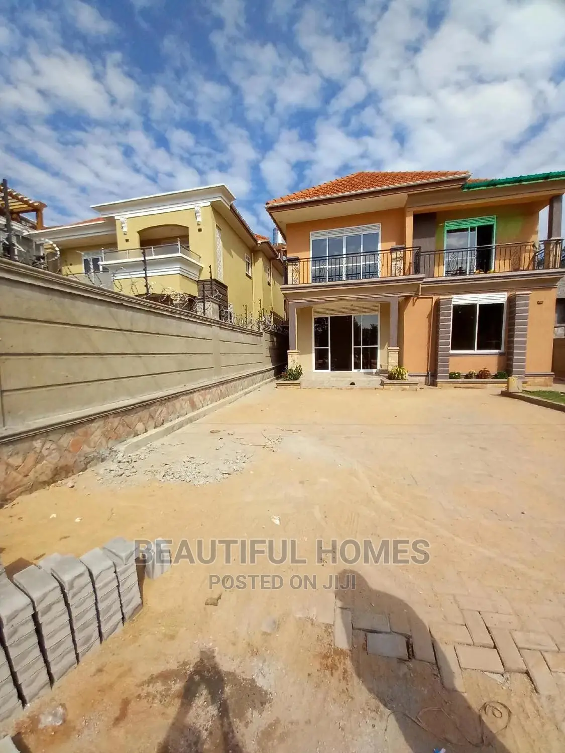 Furnished 4bdrm House in Kira Tarmack for Sale