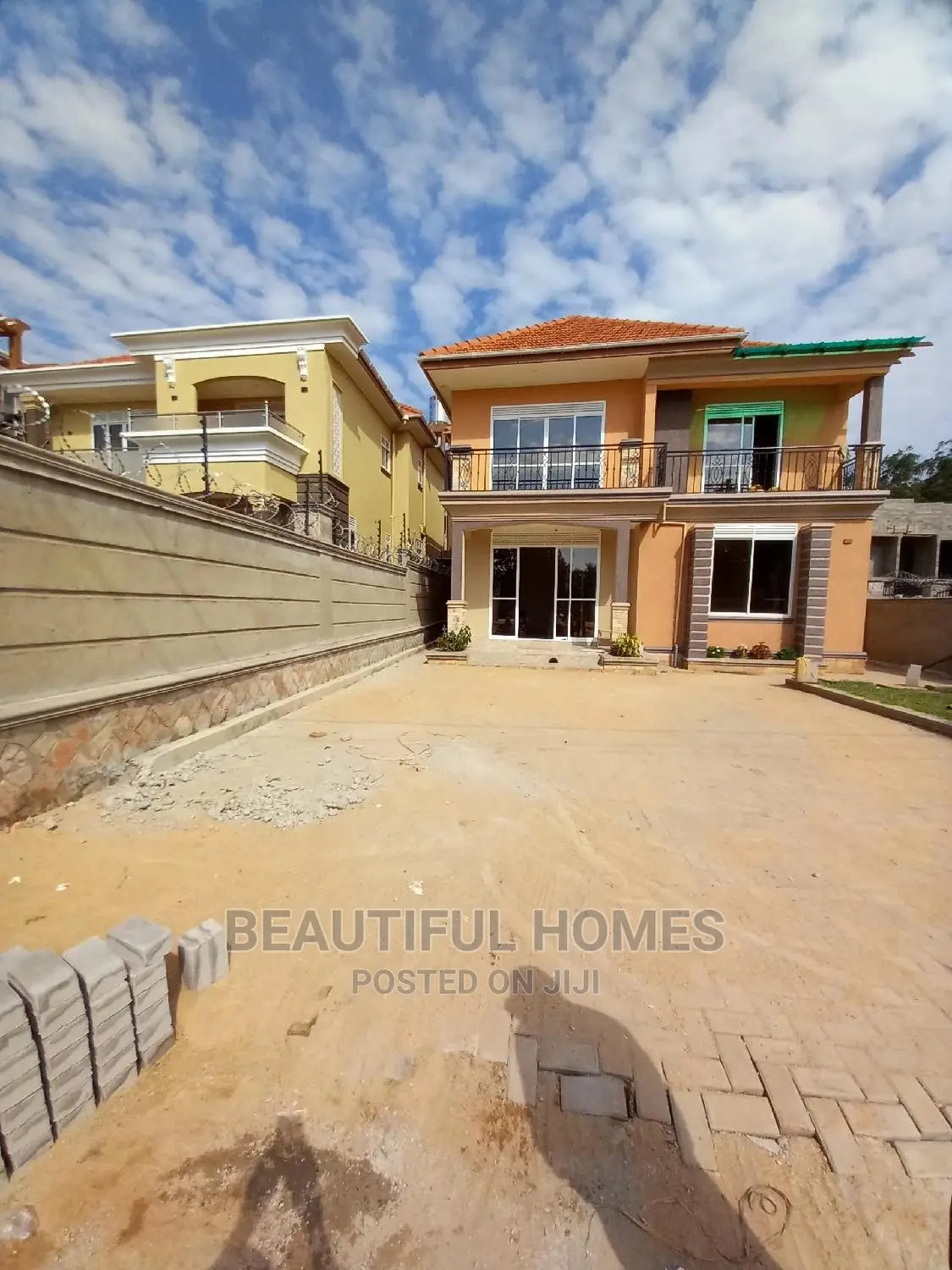 Furnished 4bdrm House in Kira Tarmack for Sale