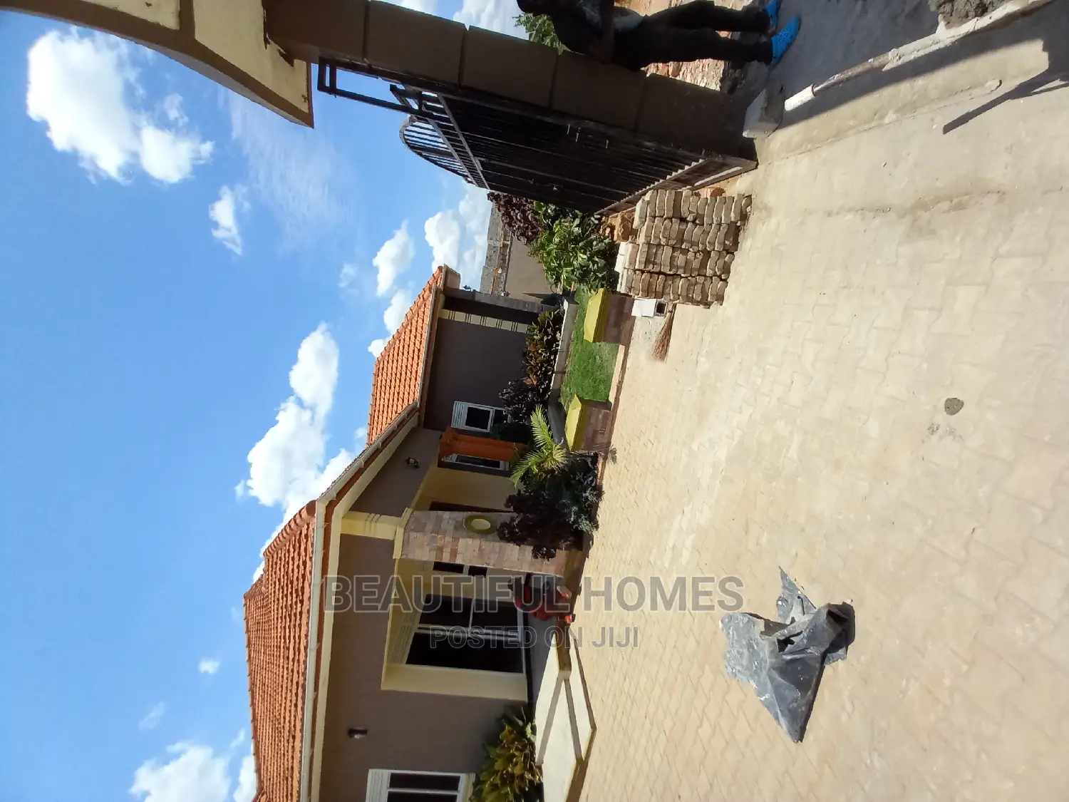 Furnished 4bdrm House in Kira Tarmack for Sale
