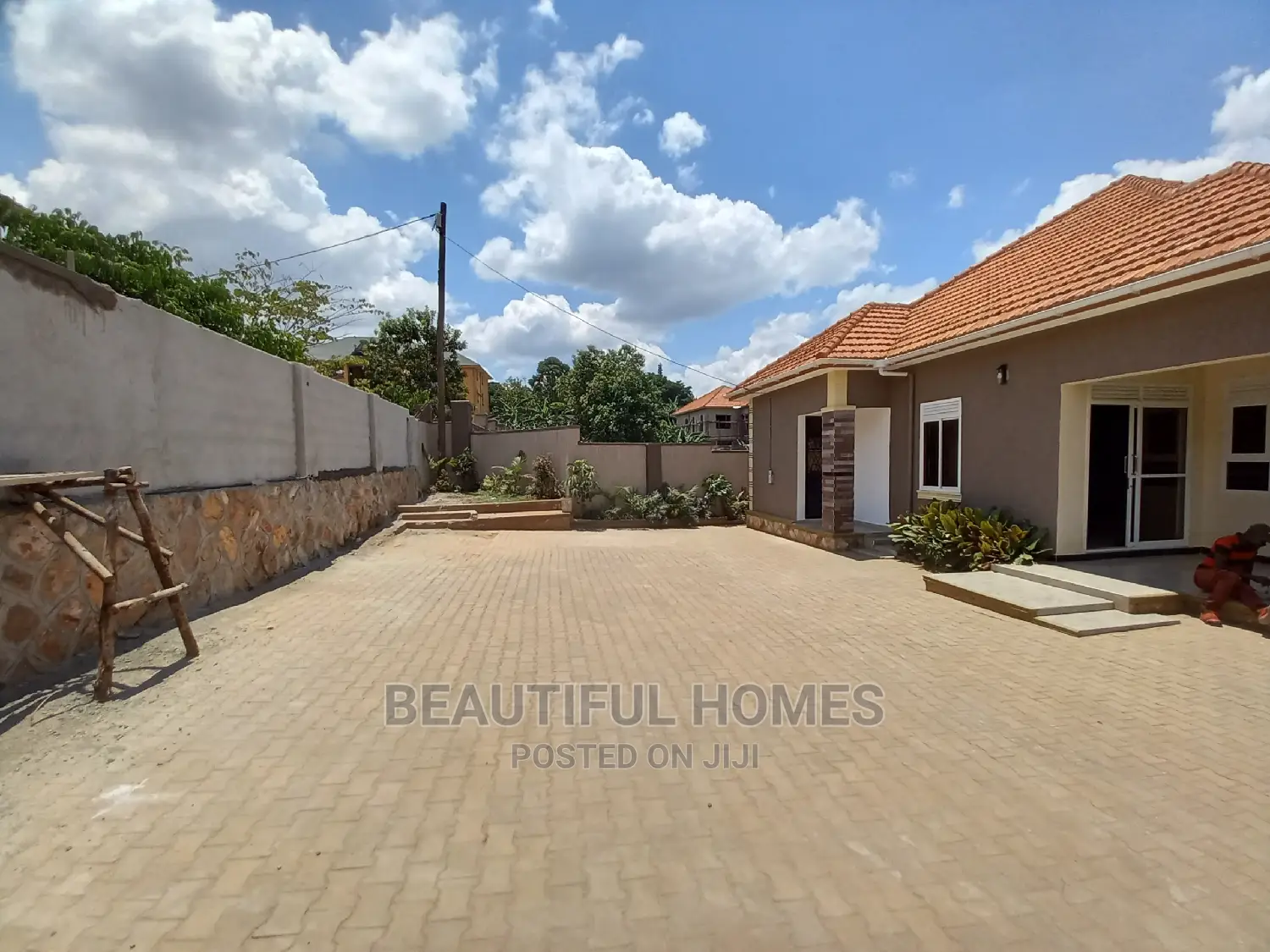 Furnished 4bdrm House in Kira Tarmack for Sale