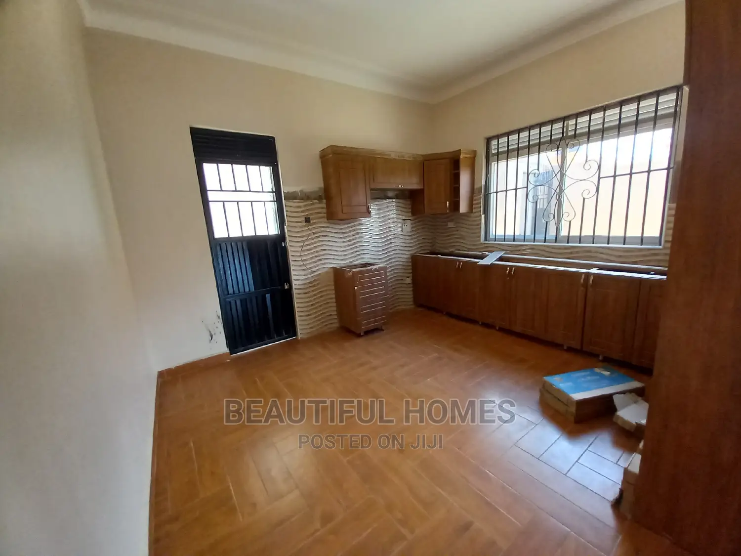 Furnished 4bdrm House in Kira Tarmack for Sale