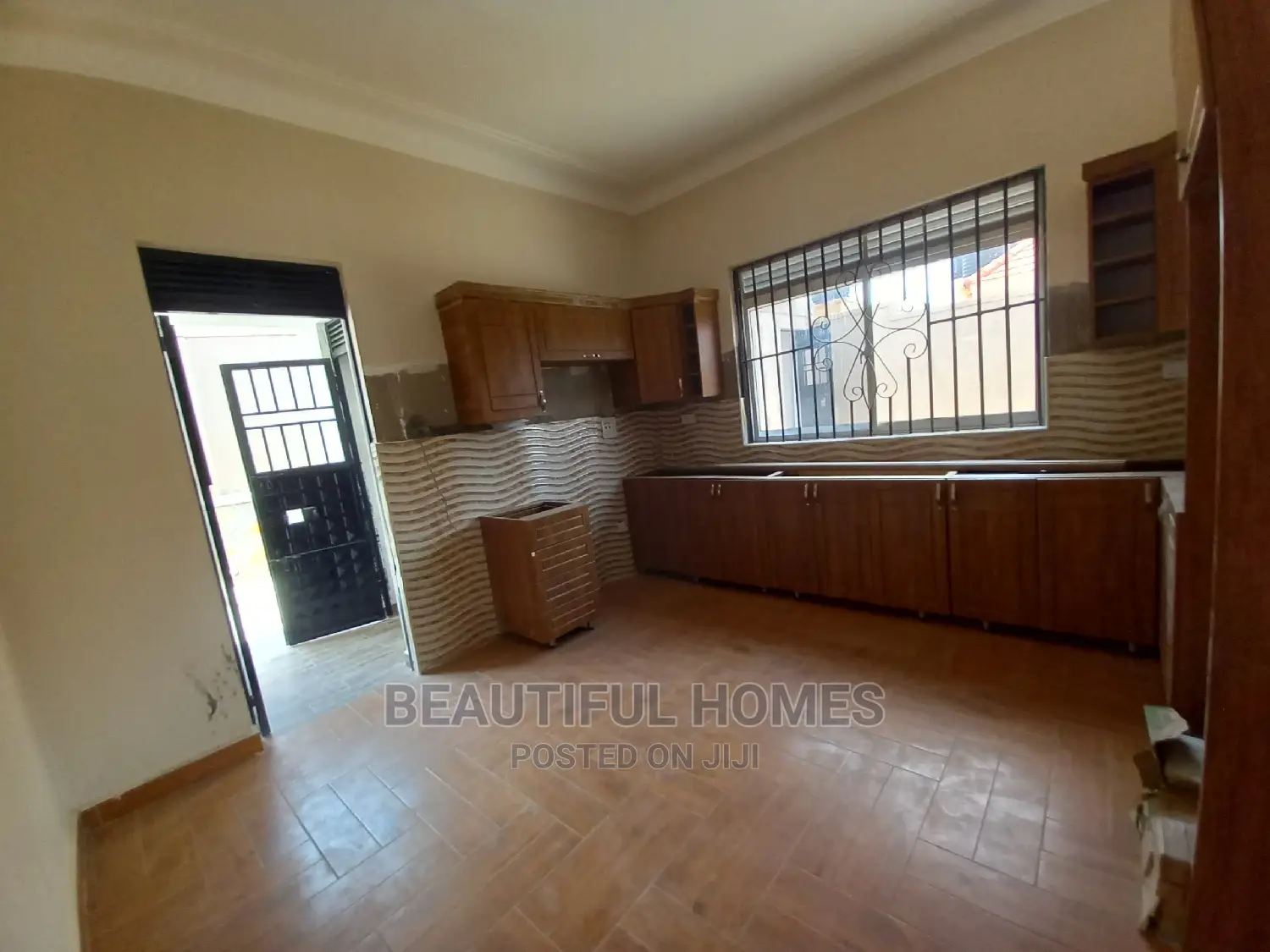 Furnished 4bdrm House in Kira for Sale