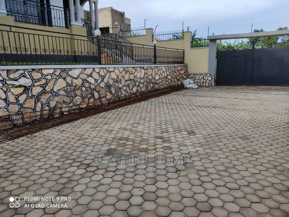 Furnished 4bdrm House in Kira for Sale