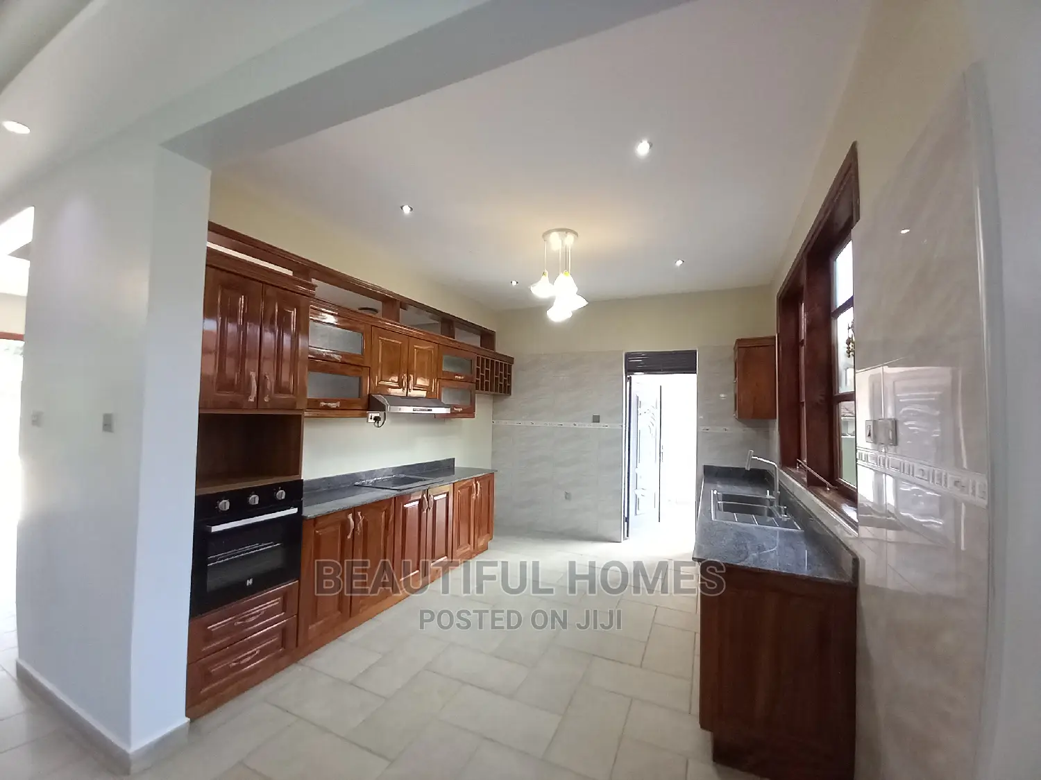 Furnished 5bdrm Mansion in Munyonyo, Central Division for Sale