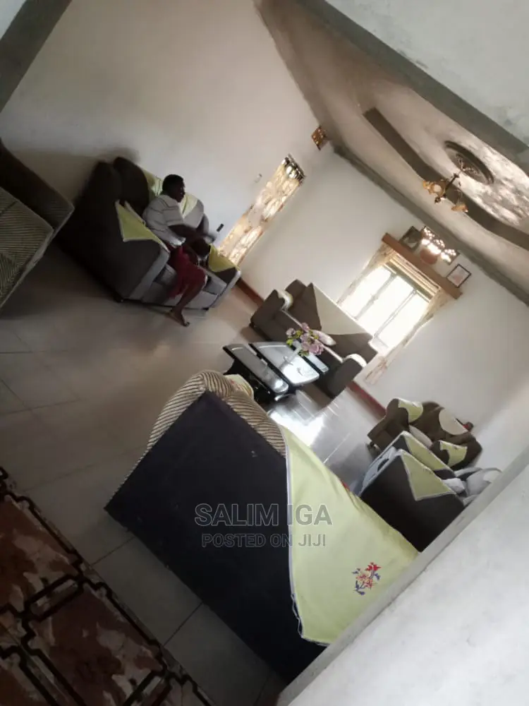 6bdrm Bungalow in Kololo Property, Luwero / Luwero for Sale