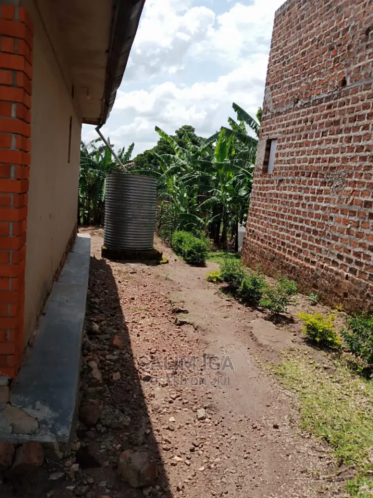 6bdrm Bungalow in Kololo Property, Luwero / Luwero for Sale