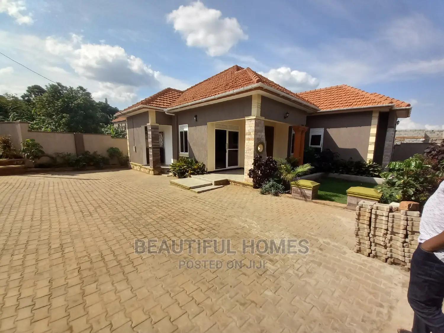 Furnished 4bdrm House in Kira Tarmack Estate for Sale
