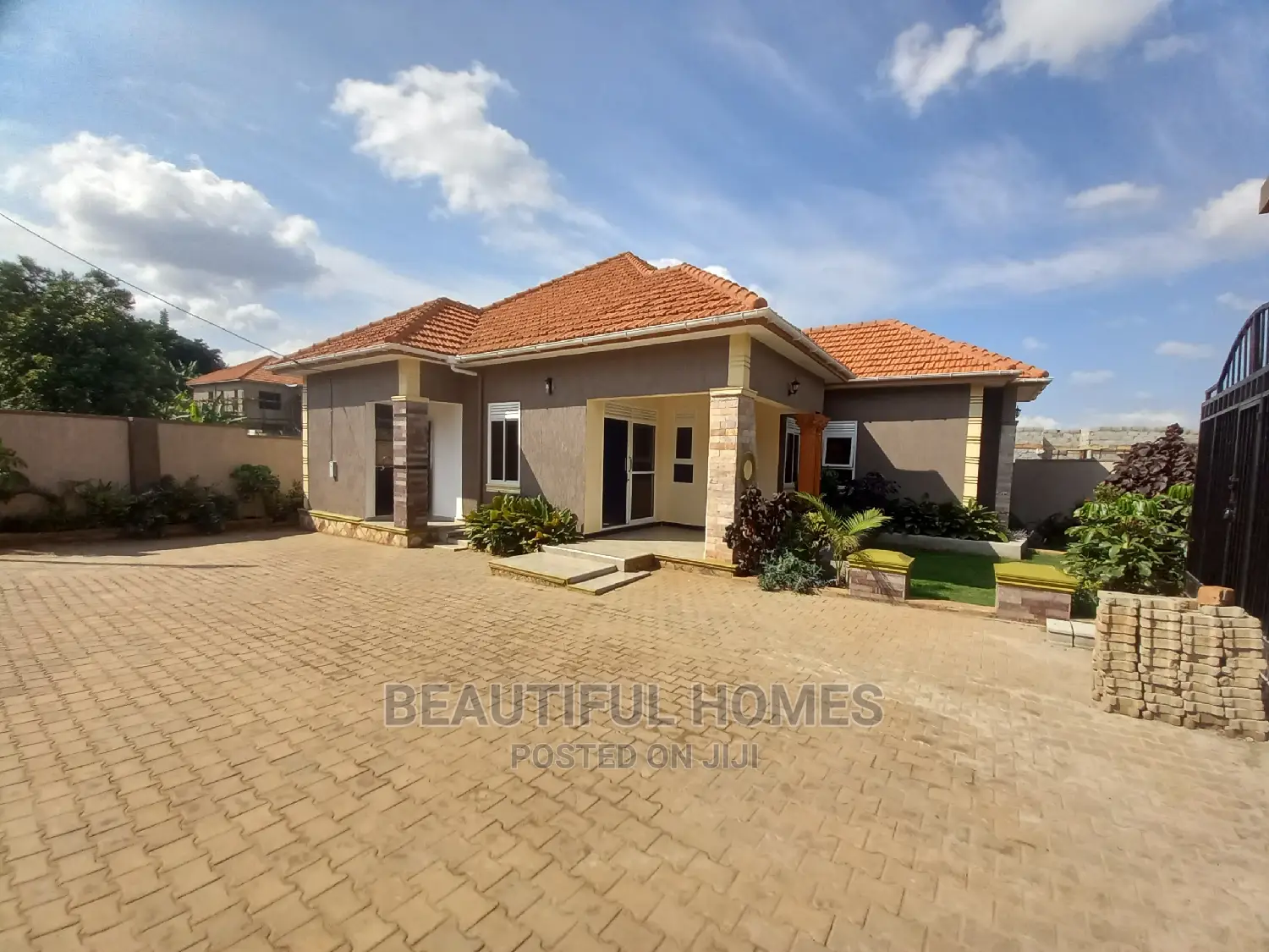Furnished 4bdrm House in Kira Tarmack Estate for Sale