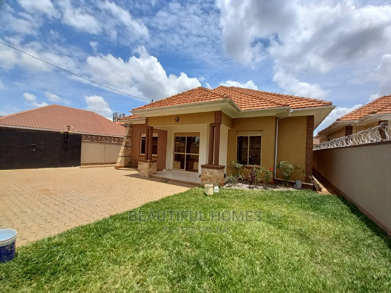 Furnished 4bdrm House in Kira Tarmack for Sale