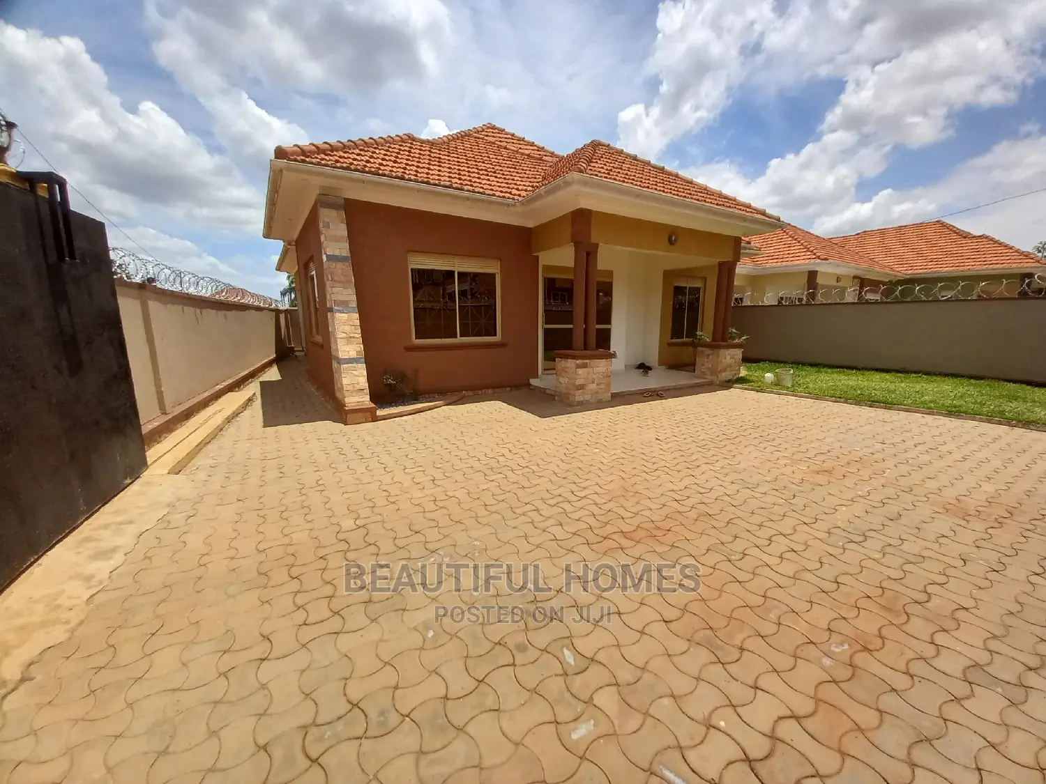 Furnished 4bdrm House in Kira Tarmack for Sale