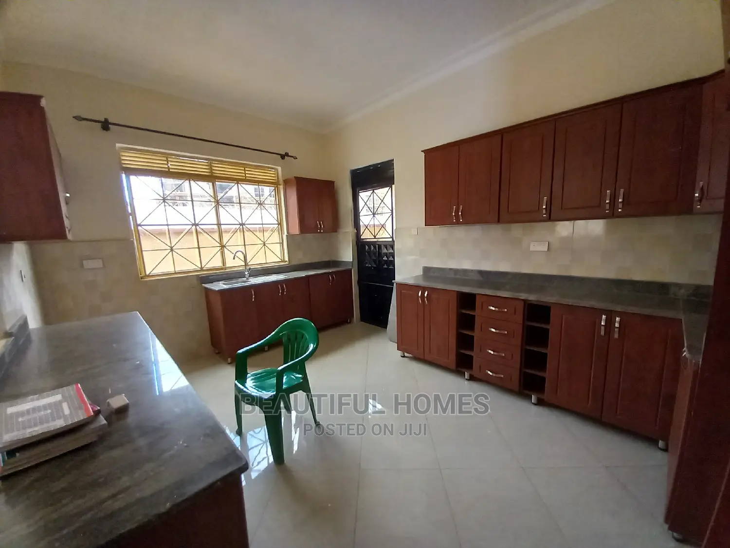 Furnished 4bdrm House in Kira Tarmack for Sale