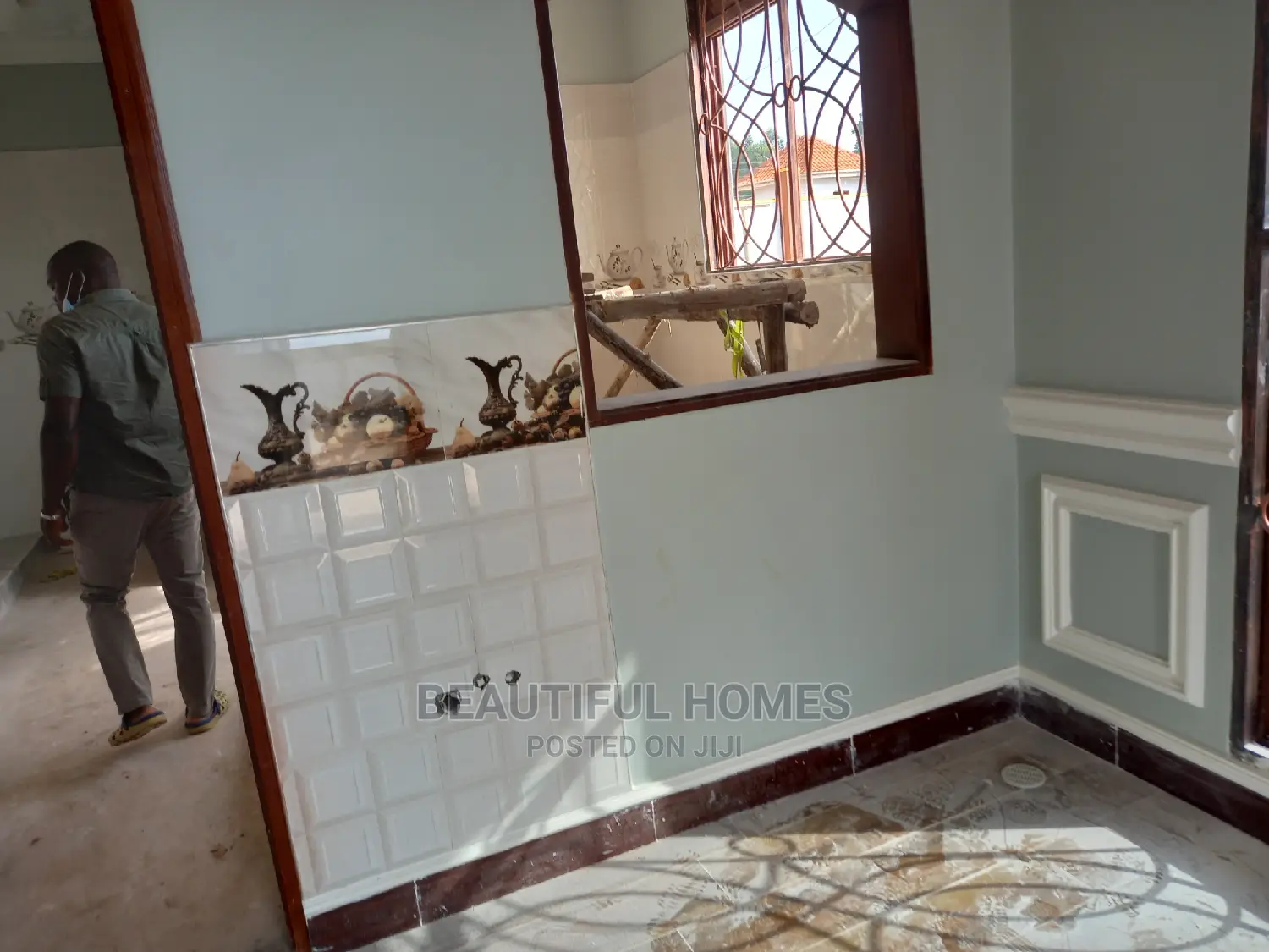 Furnished 4bdrm Mansion in Kira for Sale