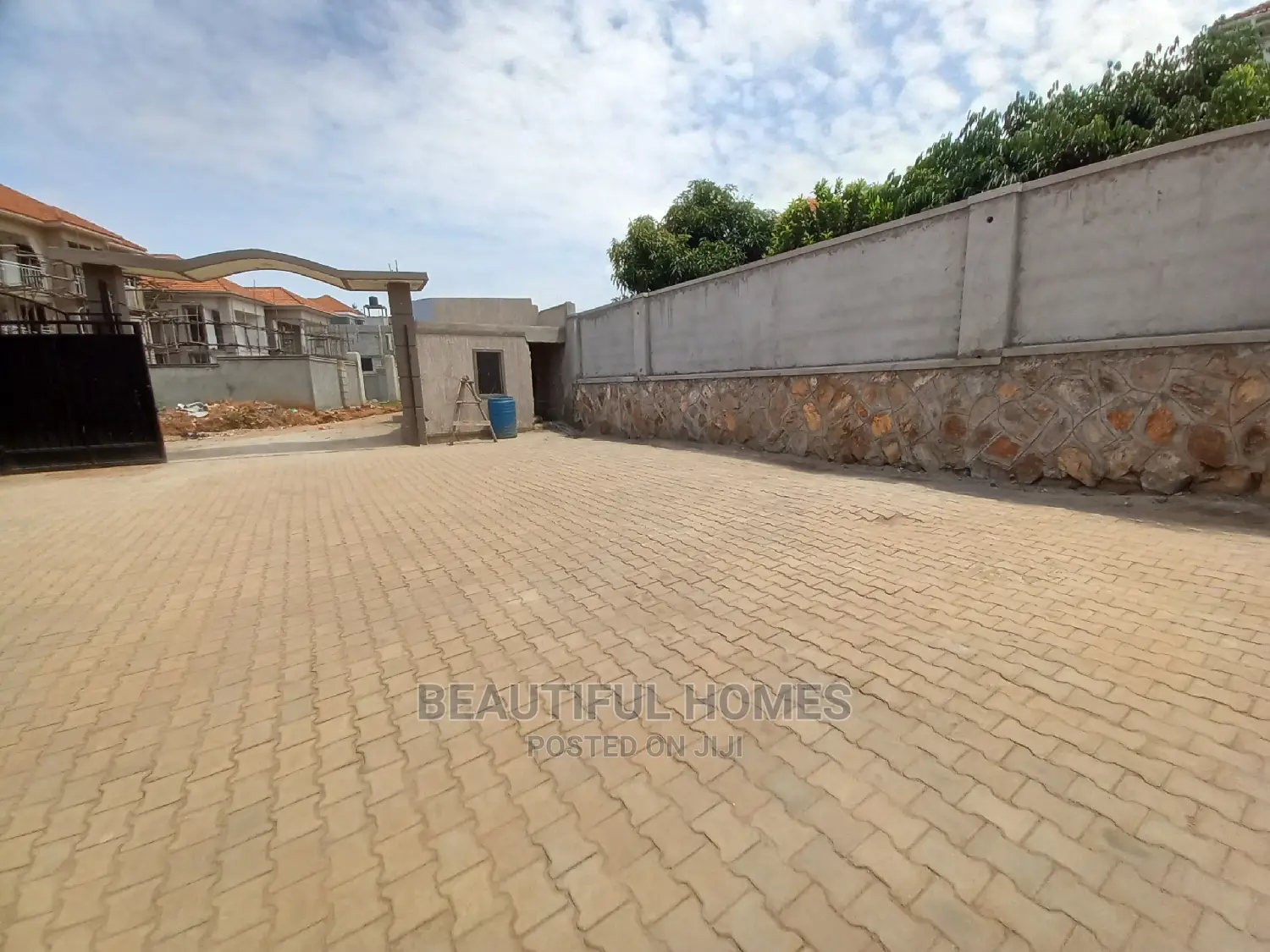 Furnished 4bdrm House in Kira Tarmack for Sale