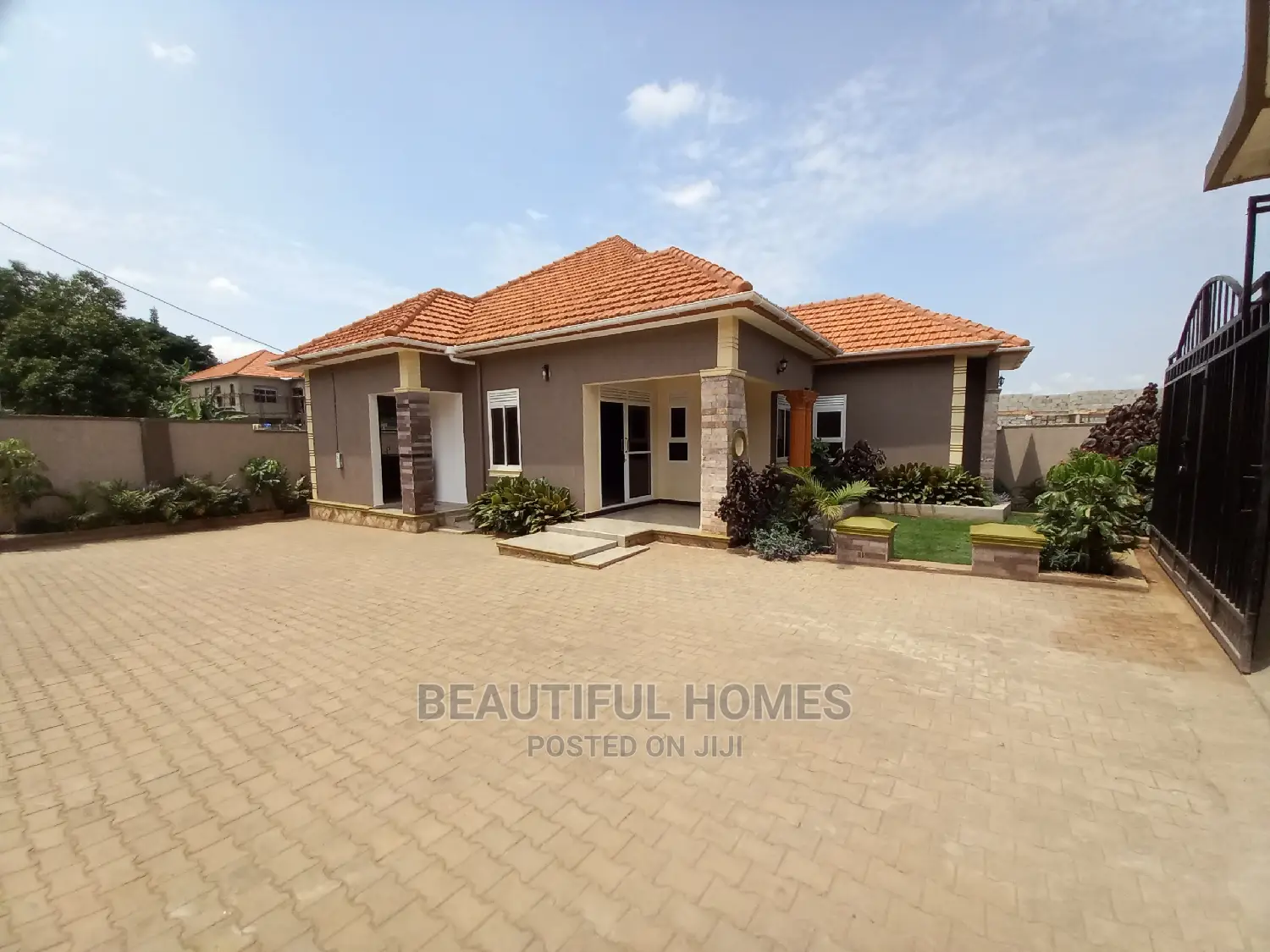 Furnished 4bdrm House in Kira Tarmack for Sale