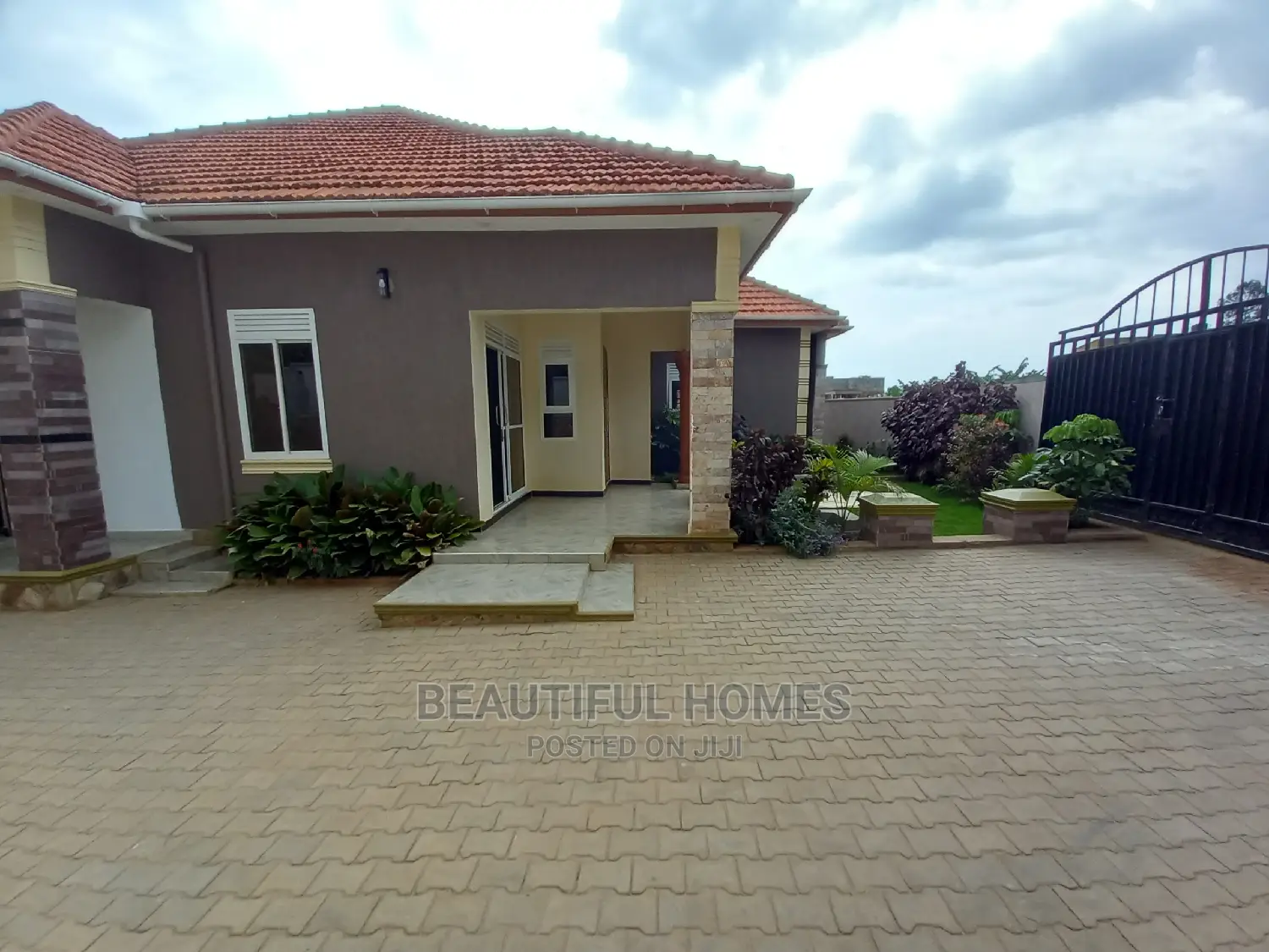 Furnished 4bdrm Mansion in Kira Mamerito for Sale