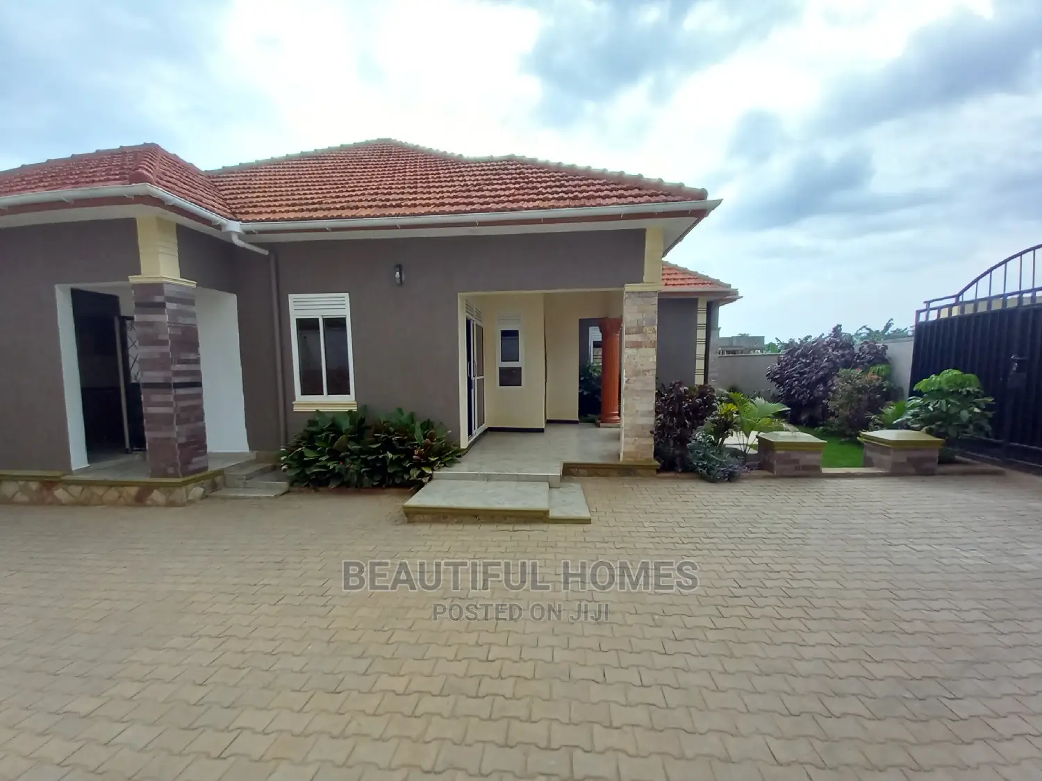 Furnished 4bdrm Mansion in Kira Mamerito for Sale