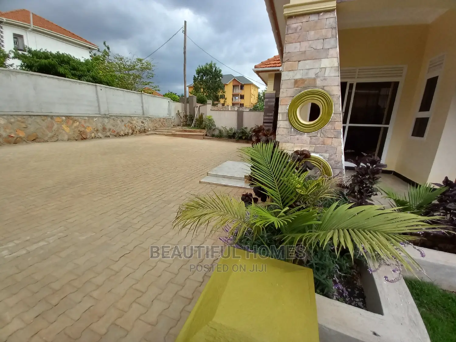 Furnished 4bdrm Mansion in Kira Mamerito for Sale