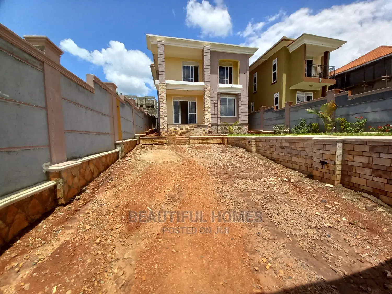 Furnished 4bdrm House in Kira Tarmack for Sale