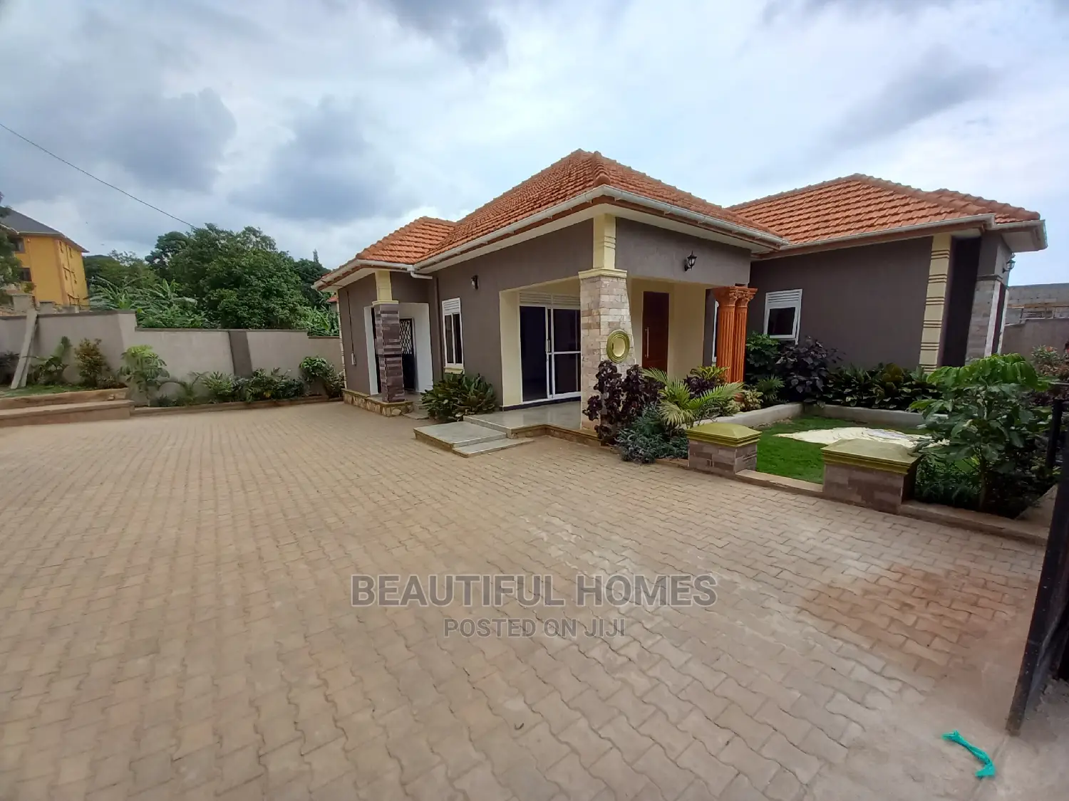 Furnished 4bdrm House in Kira Tarmack Access for Sale