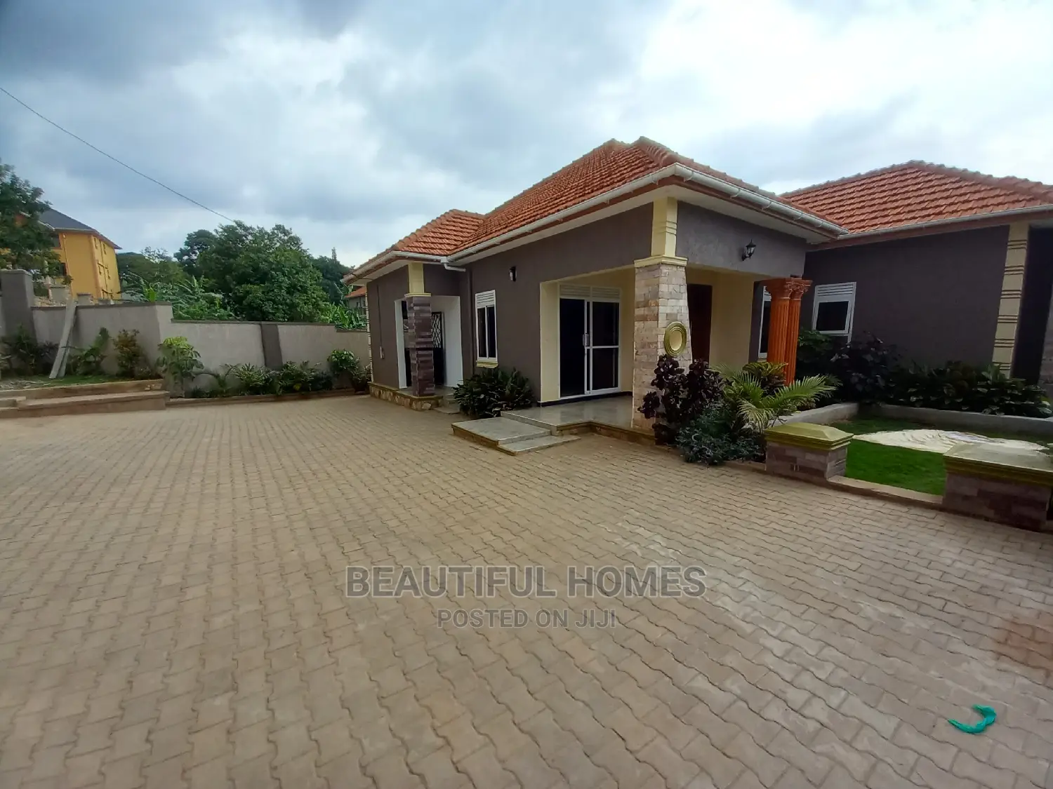 Furnished 4bdrm House in Kira Tarmack Access for Sale