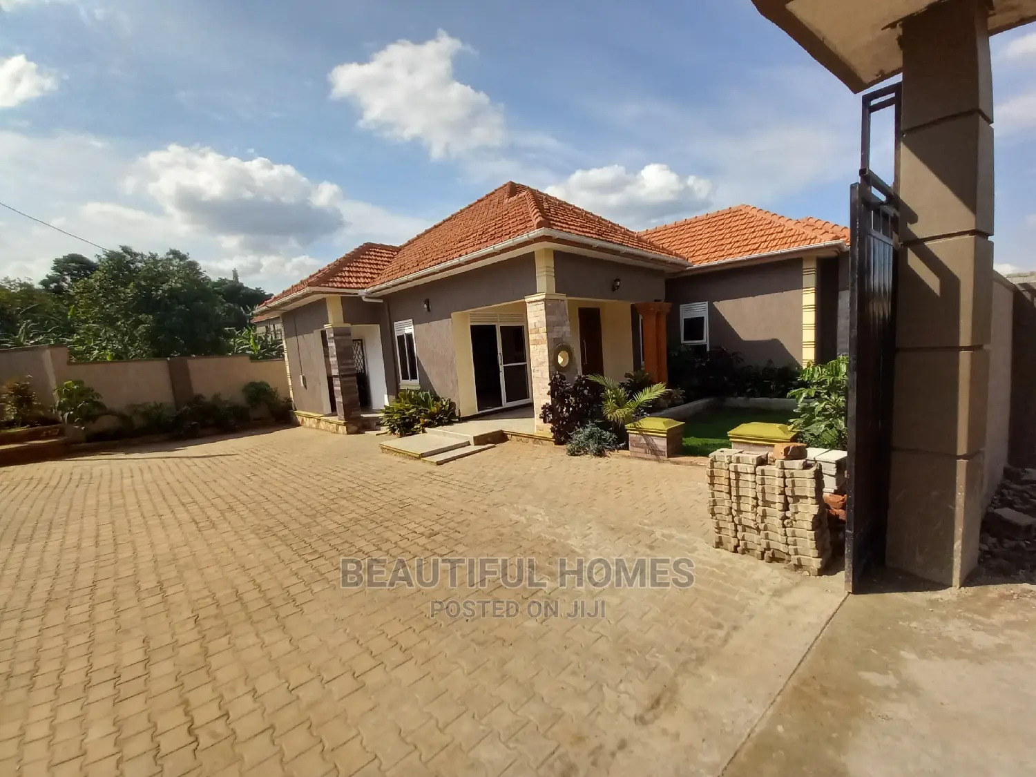 Furnished 4bdrm House in Kira Tarmack Access for Sale