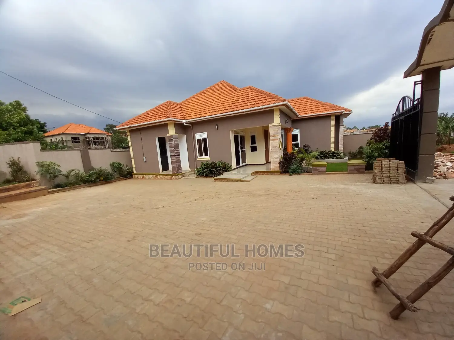 Furnished 4bdrm House in Kira Tarmack for Sale