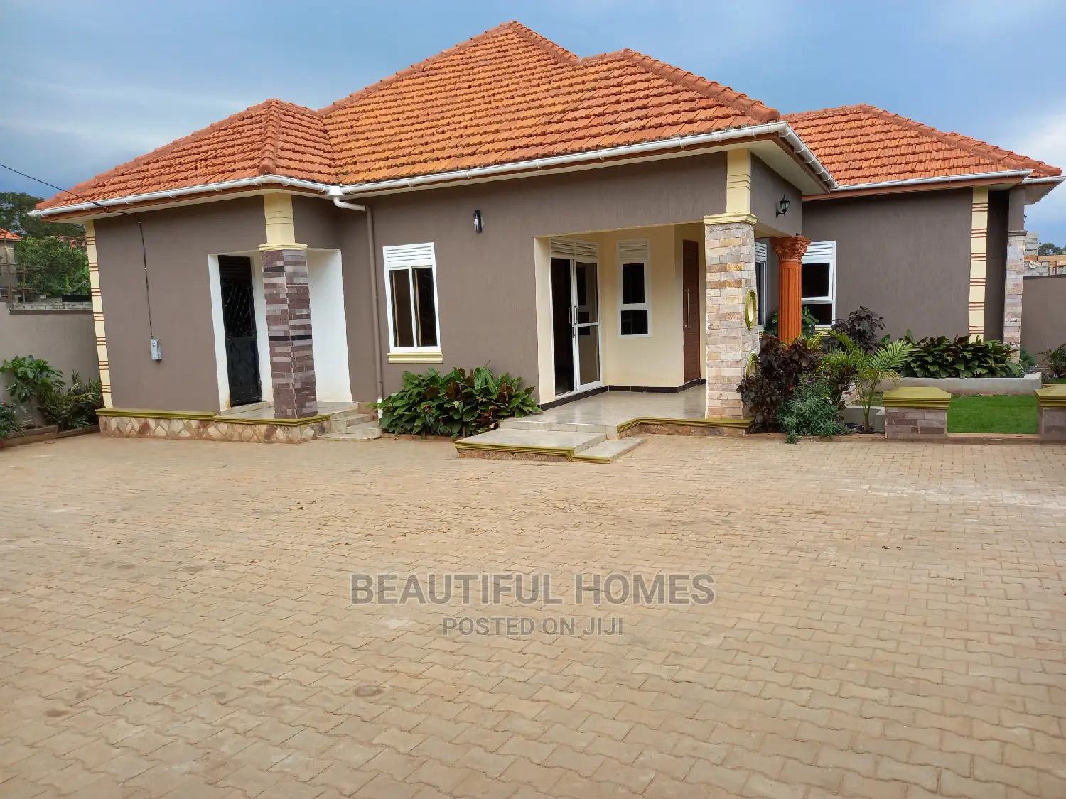 Furnished 4bdrm House in Kira Tarmack for Sale