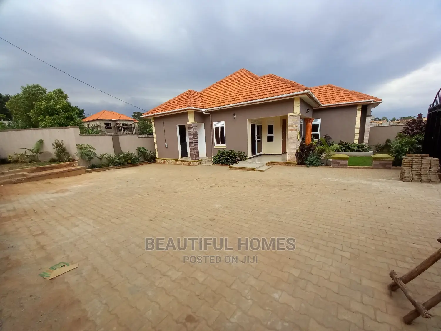 Furnished 4bdrm House in Kira Tarmack for Sale
