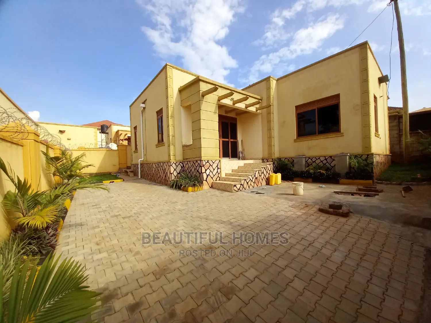 Furnished 3bdrm Villa in Kira for Sale