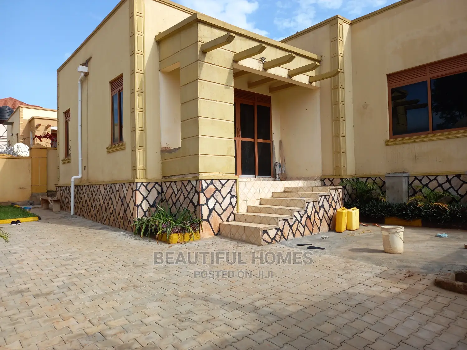 Furnished 3bdrm Villa in Kira for Sale