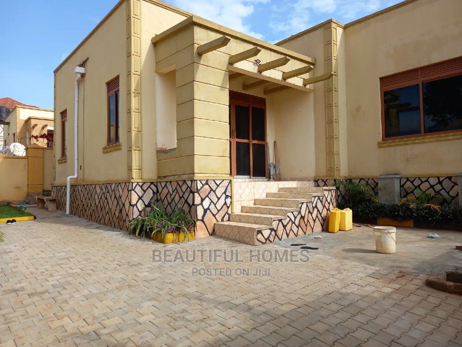 Furnished 3bdrm Villa in Kira for Sale