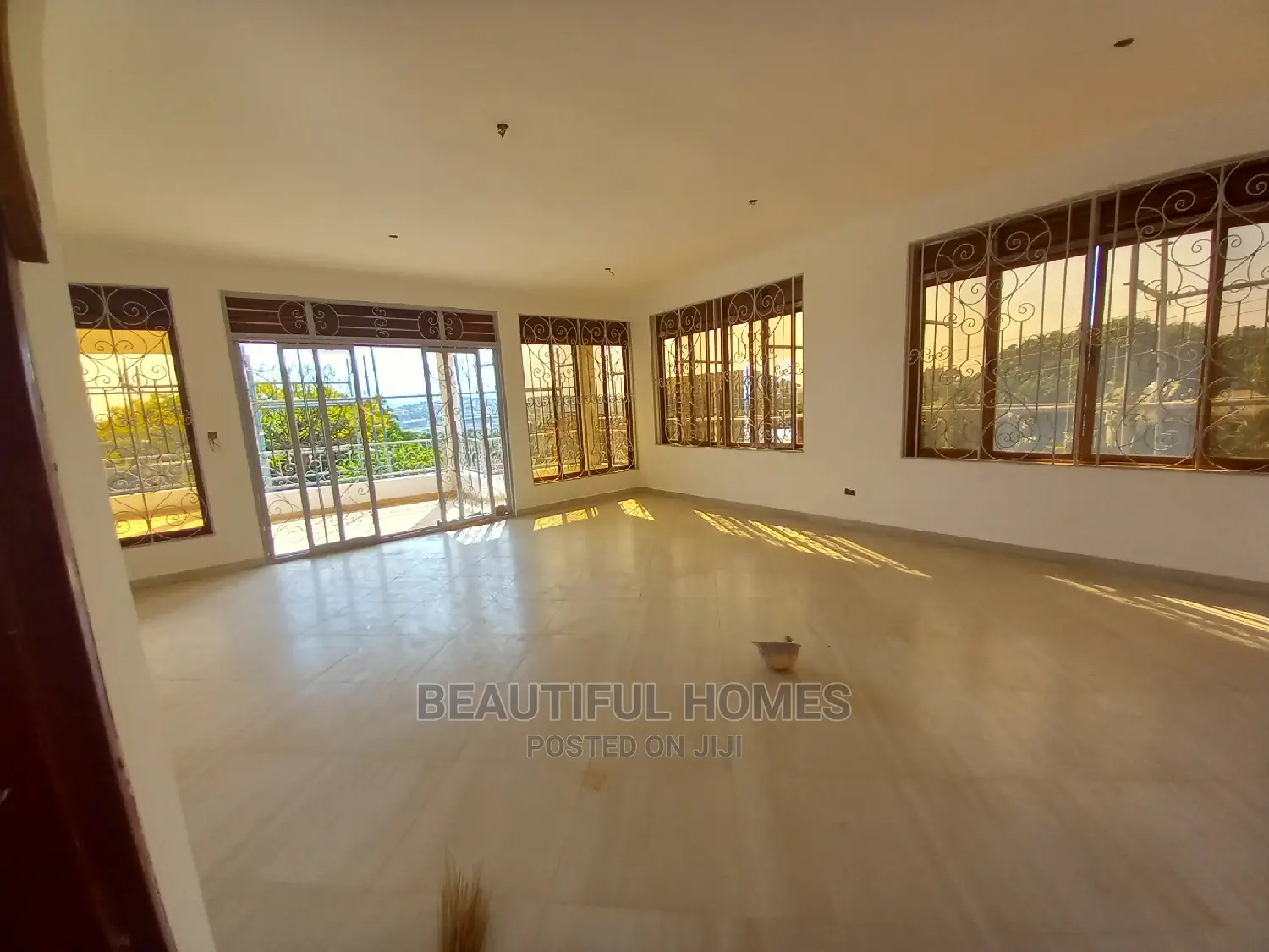 Furnished 6bdrm Mansion in Munyonyo, Makindye for Sale