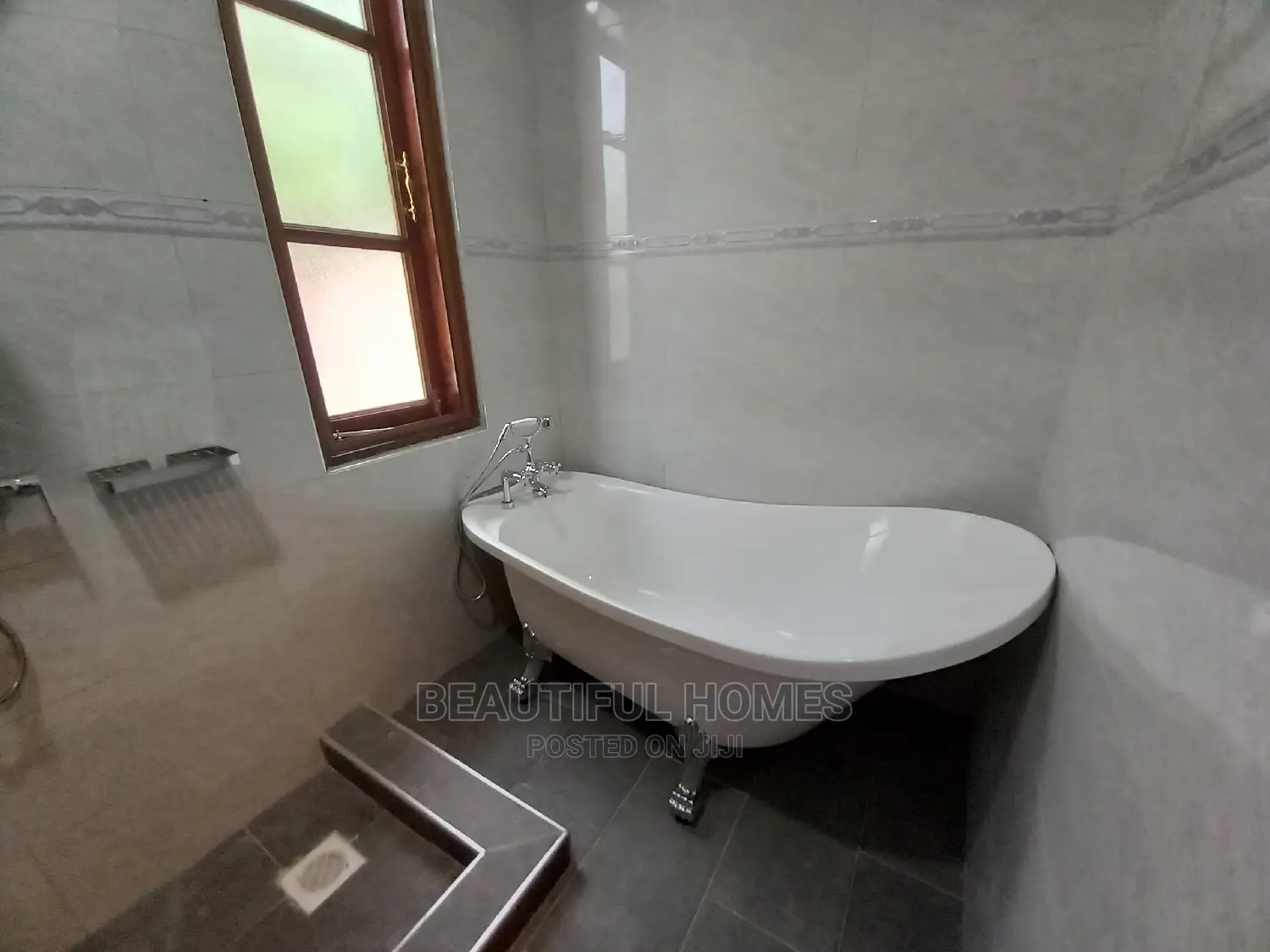 Furnished 5bdrm Mansion in Kira for Sale