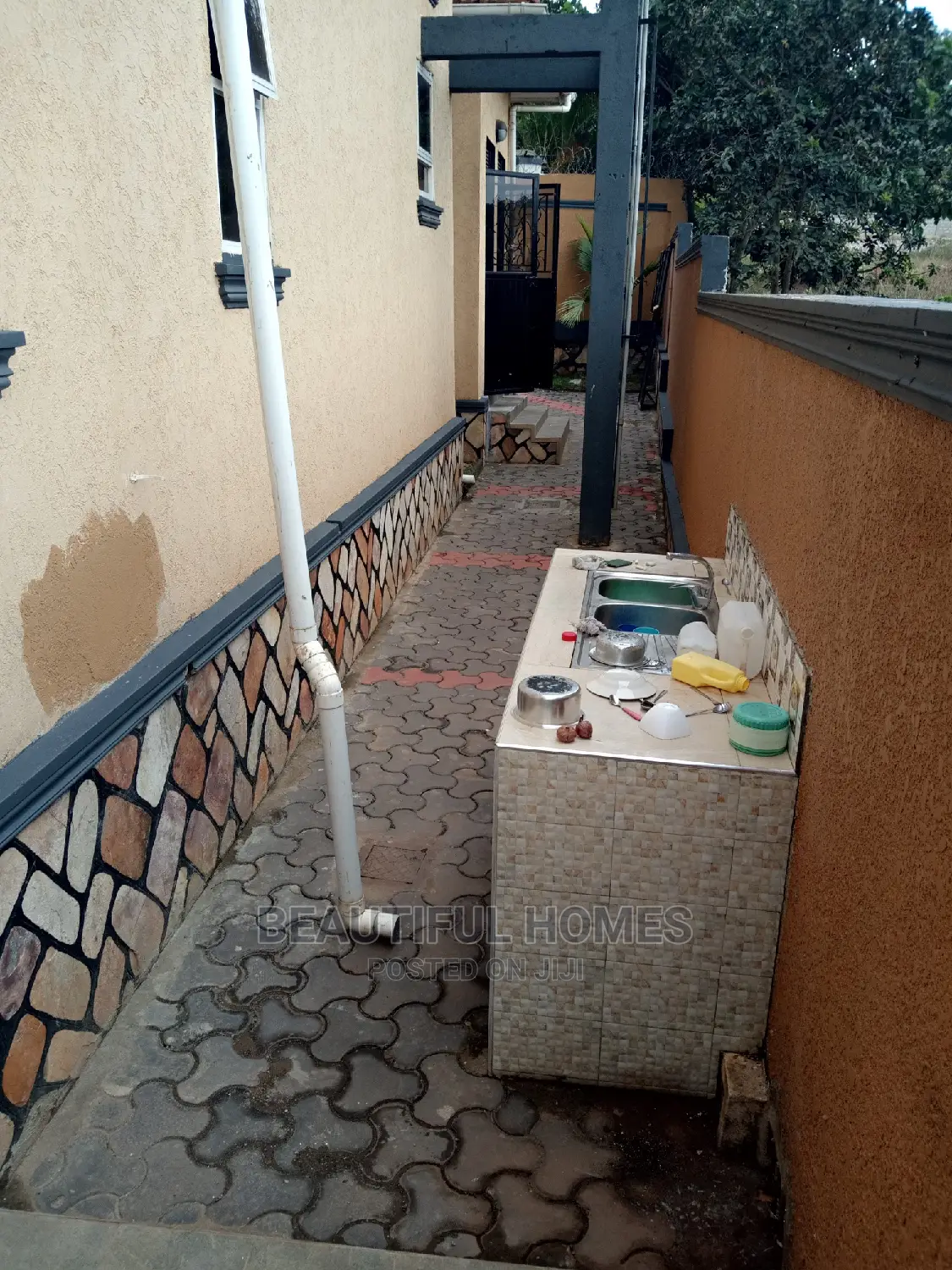 Furnished 6bdrm Mansion in Naalya, Central Division for Sale