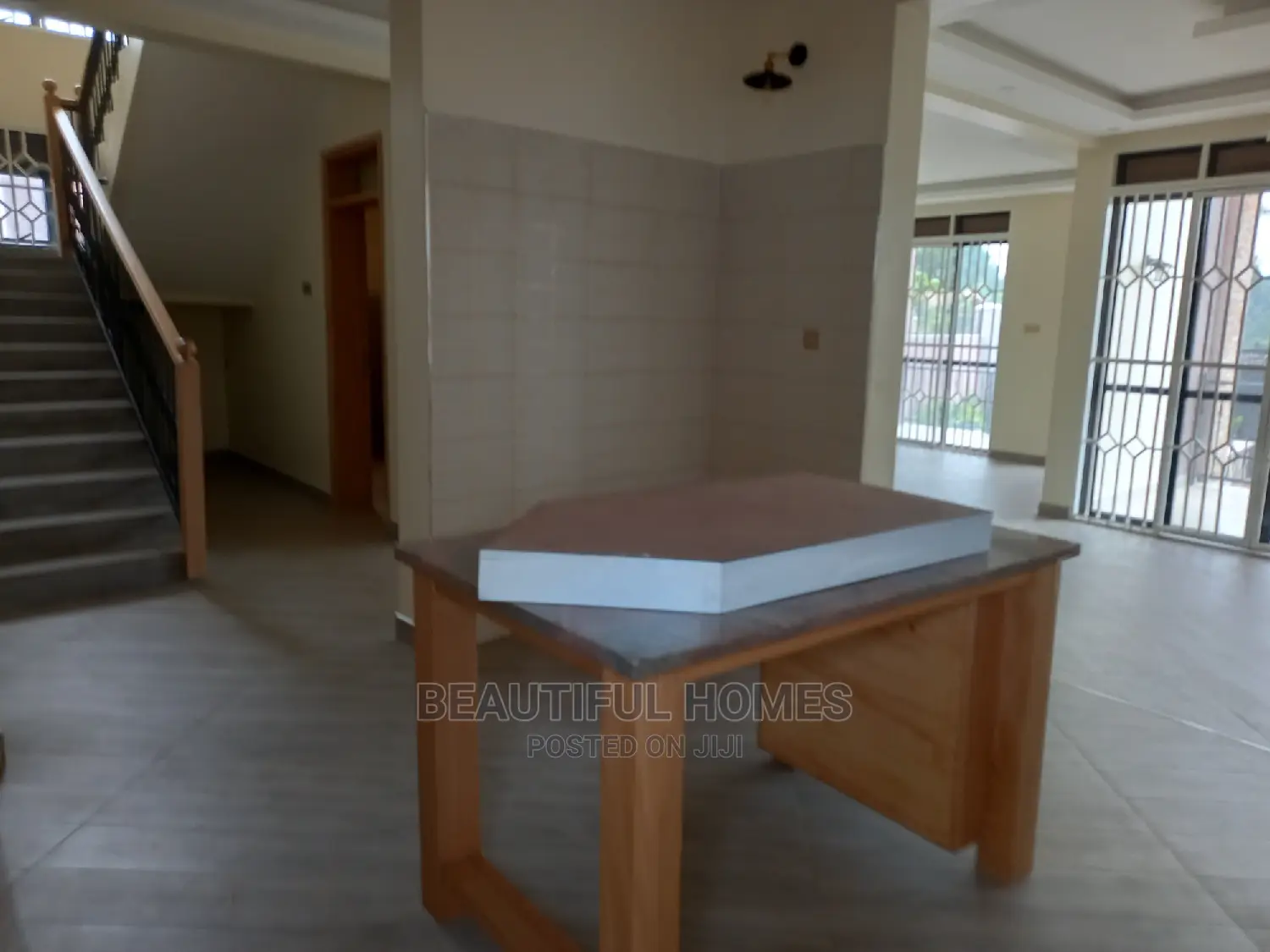 Furnished 5bdrm Mansion in Kira Tarmack for Sale