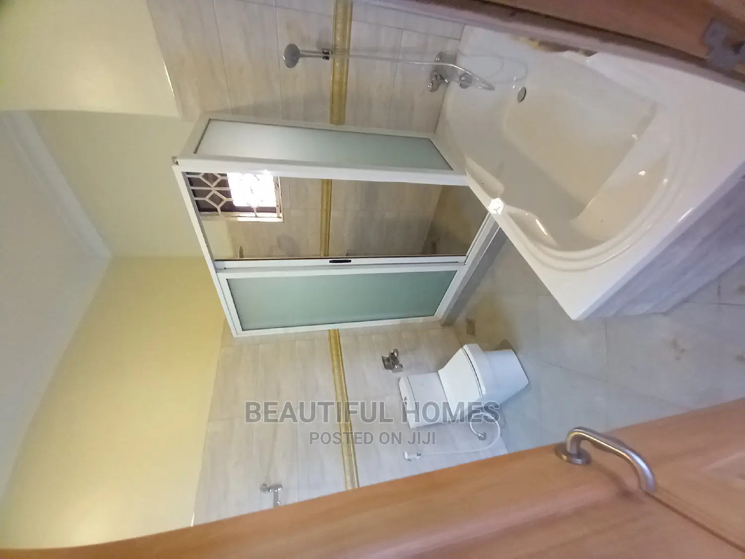 Furnished 5bdrm Mansion in Kira Tarmack for Sale