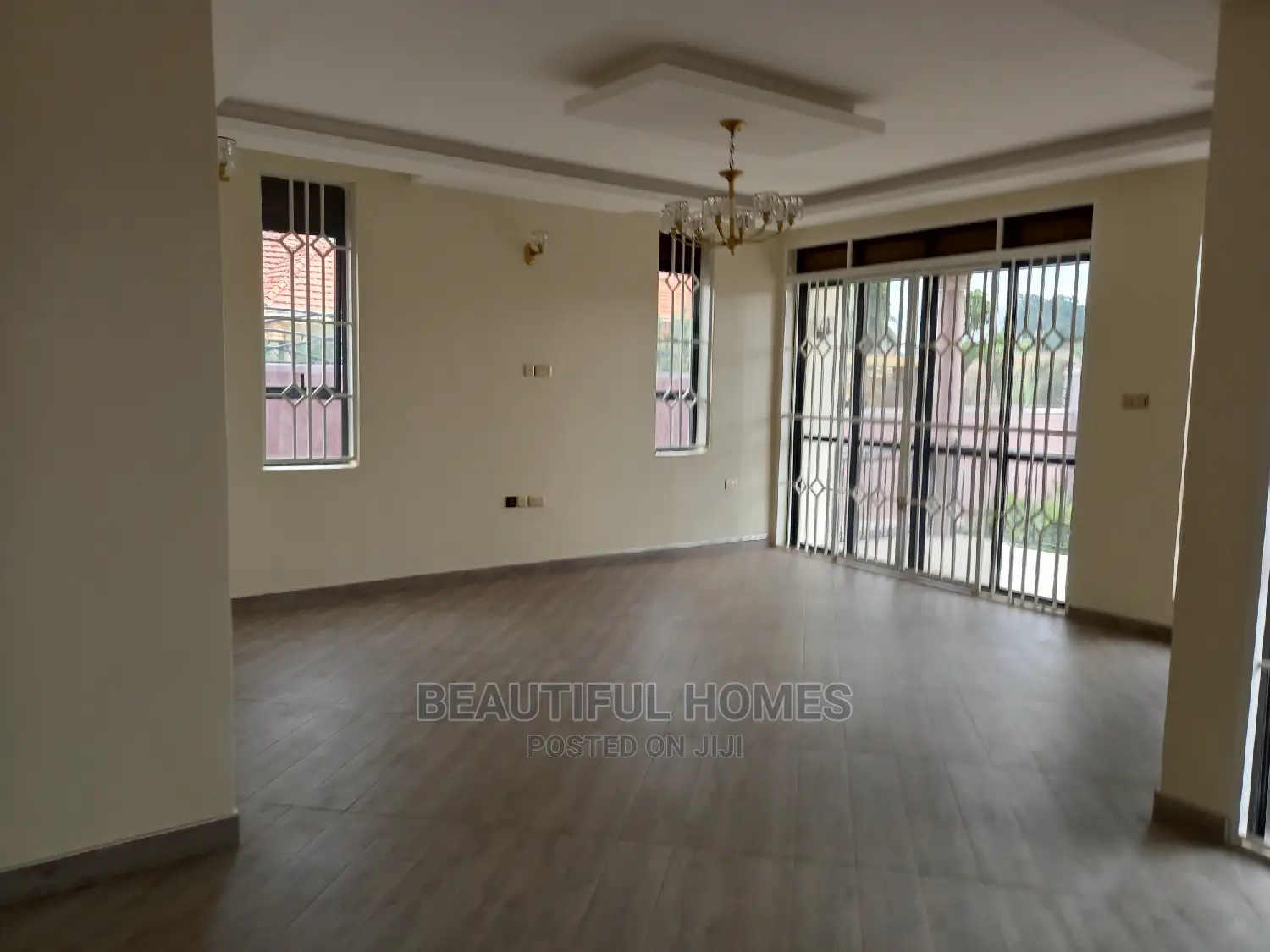 Furnished 5bdrm Mansion in Kira Tarmack for Sale