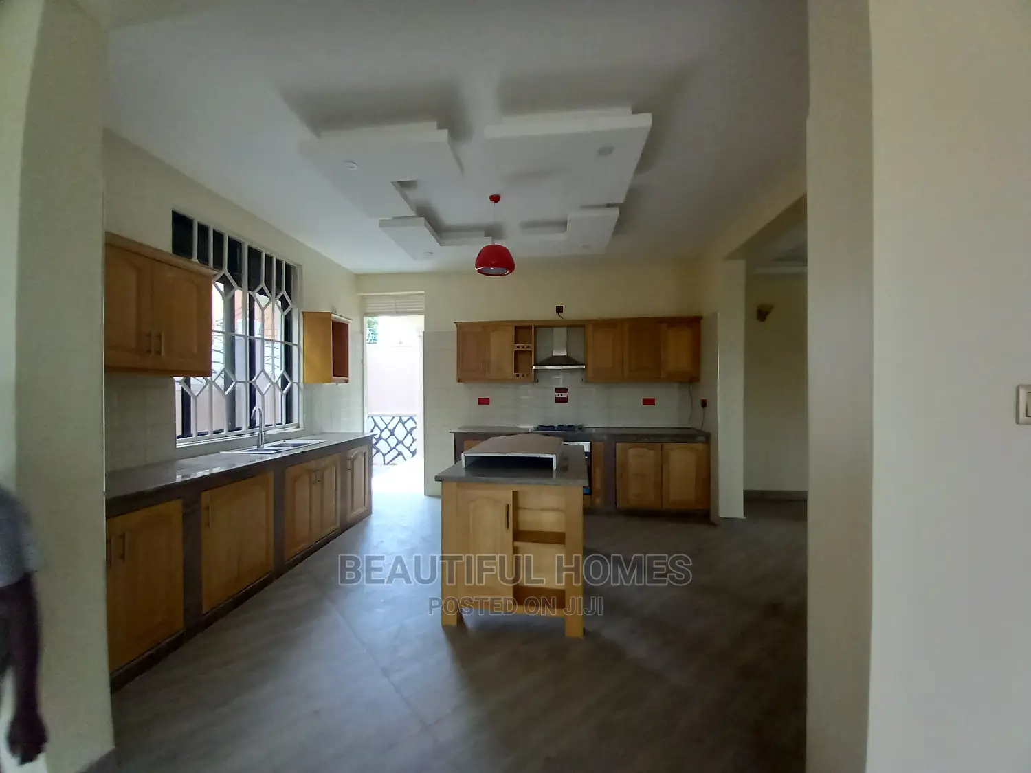 Furnished 5bdrm Mansion in Kira Tarmack for Sale
