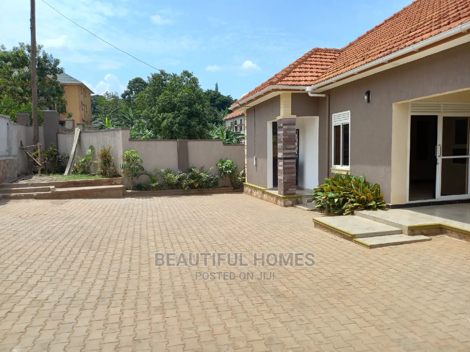 Furnished 4bdrm House in Kira Tarmack for Sale